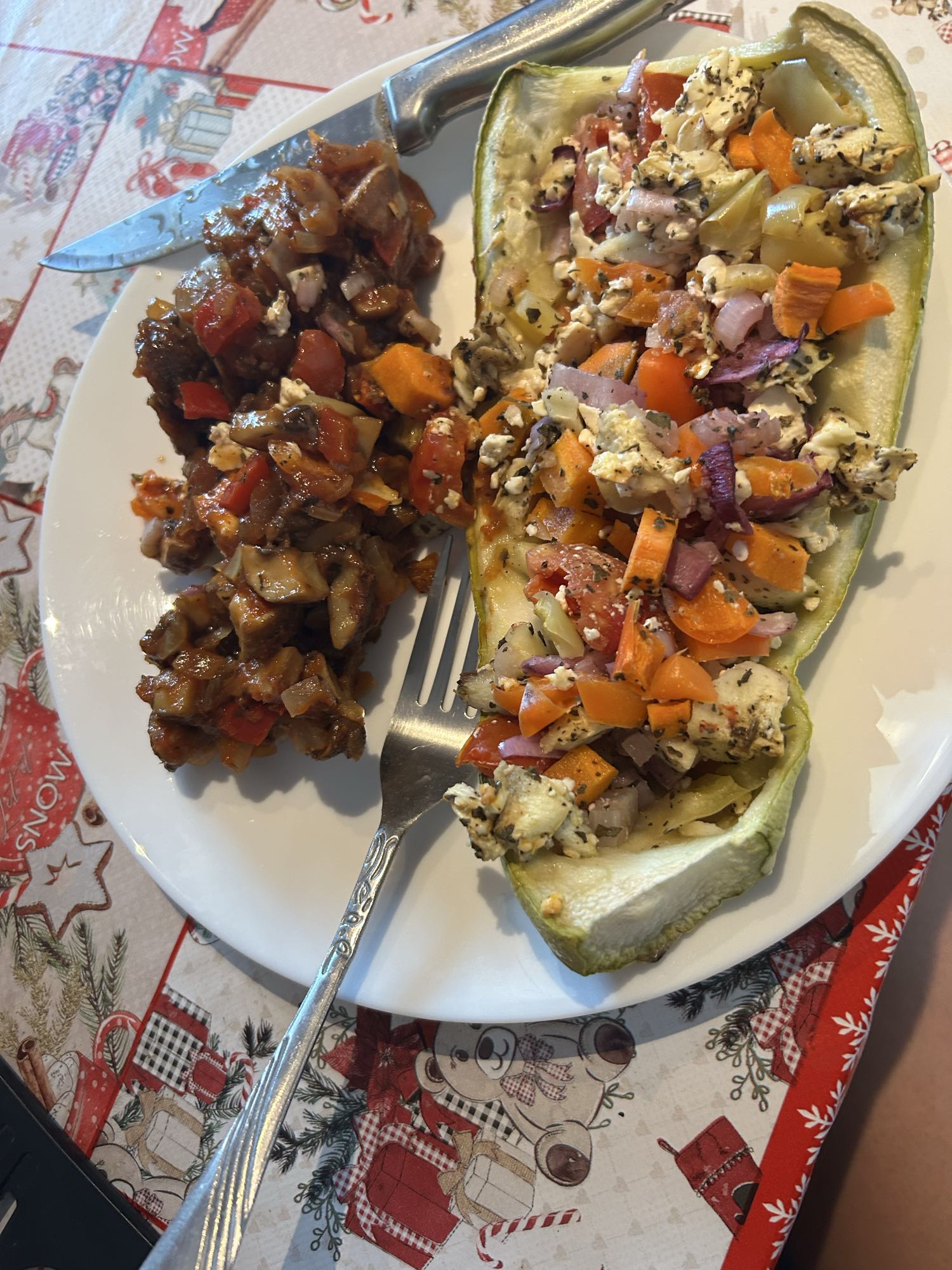 Dovlecel umplut cu legume și telemea light de vacă și tocăniță de ciuperci