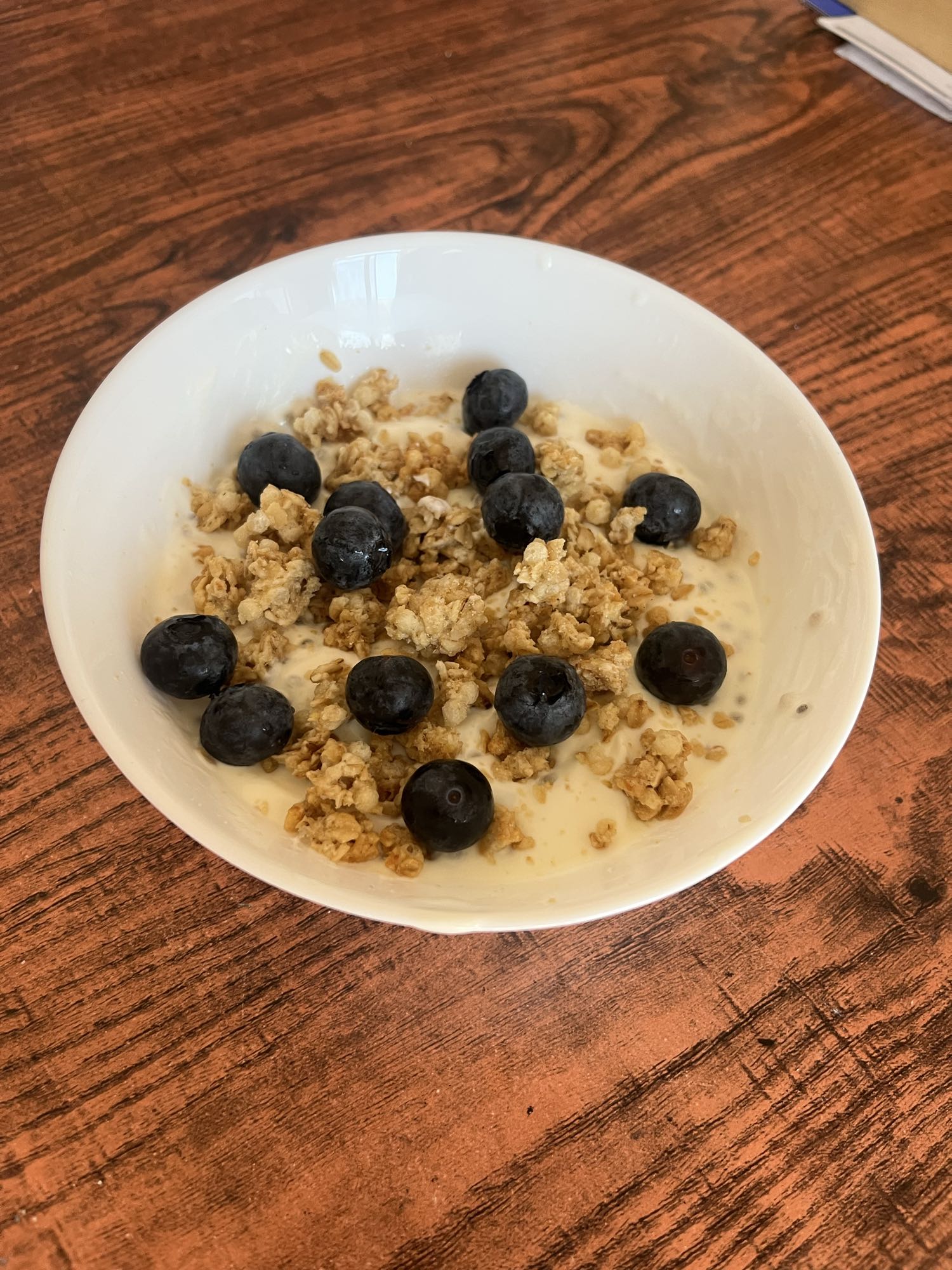 Granola con arándanos y leche