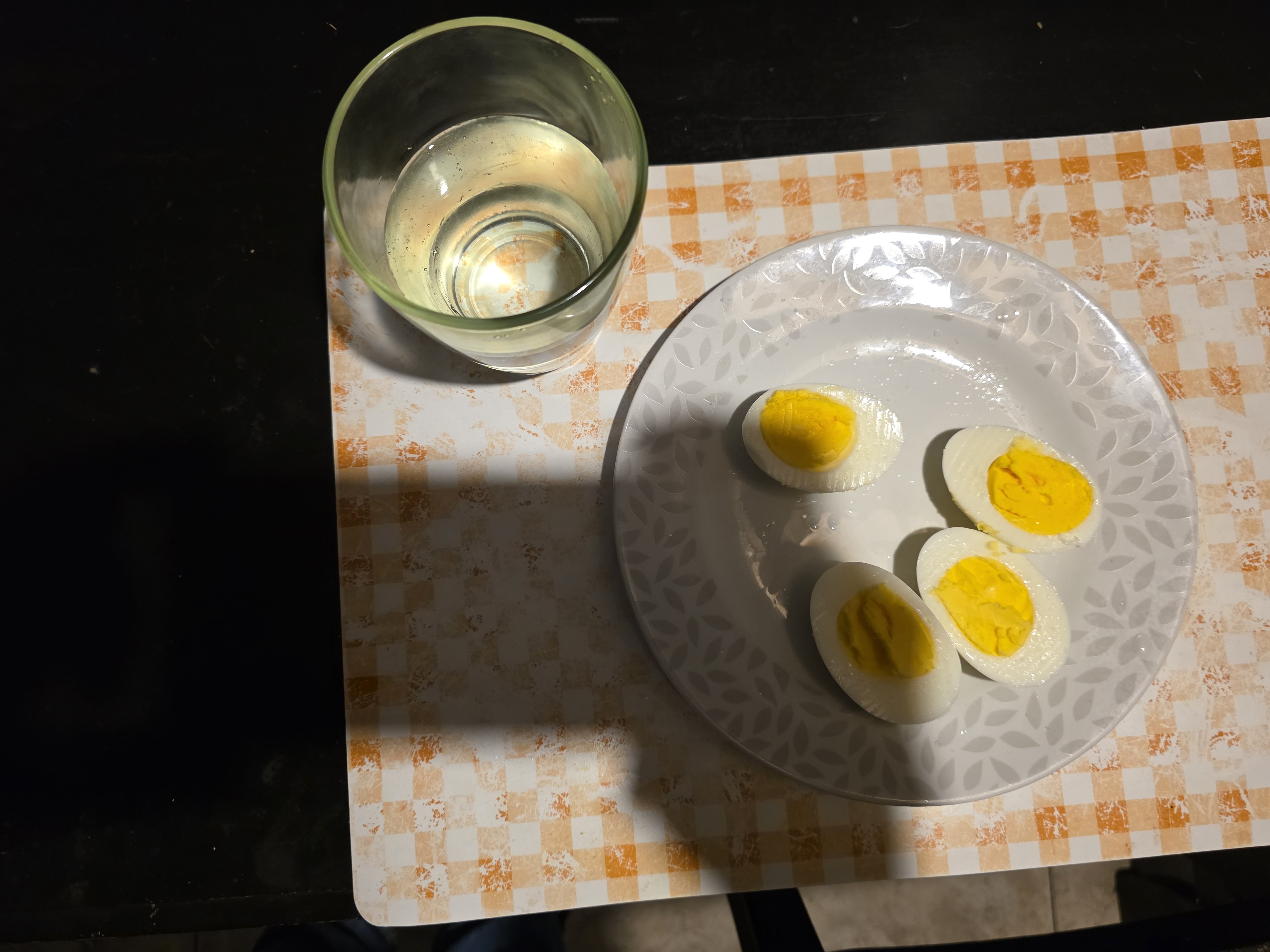 Huevos cocidos y agua