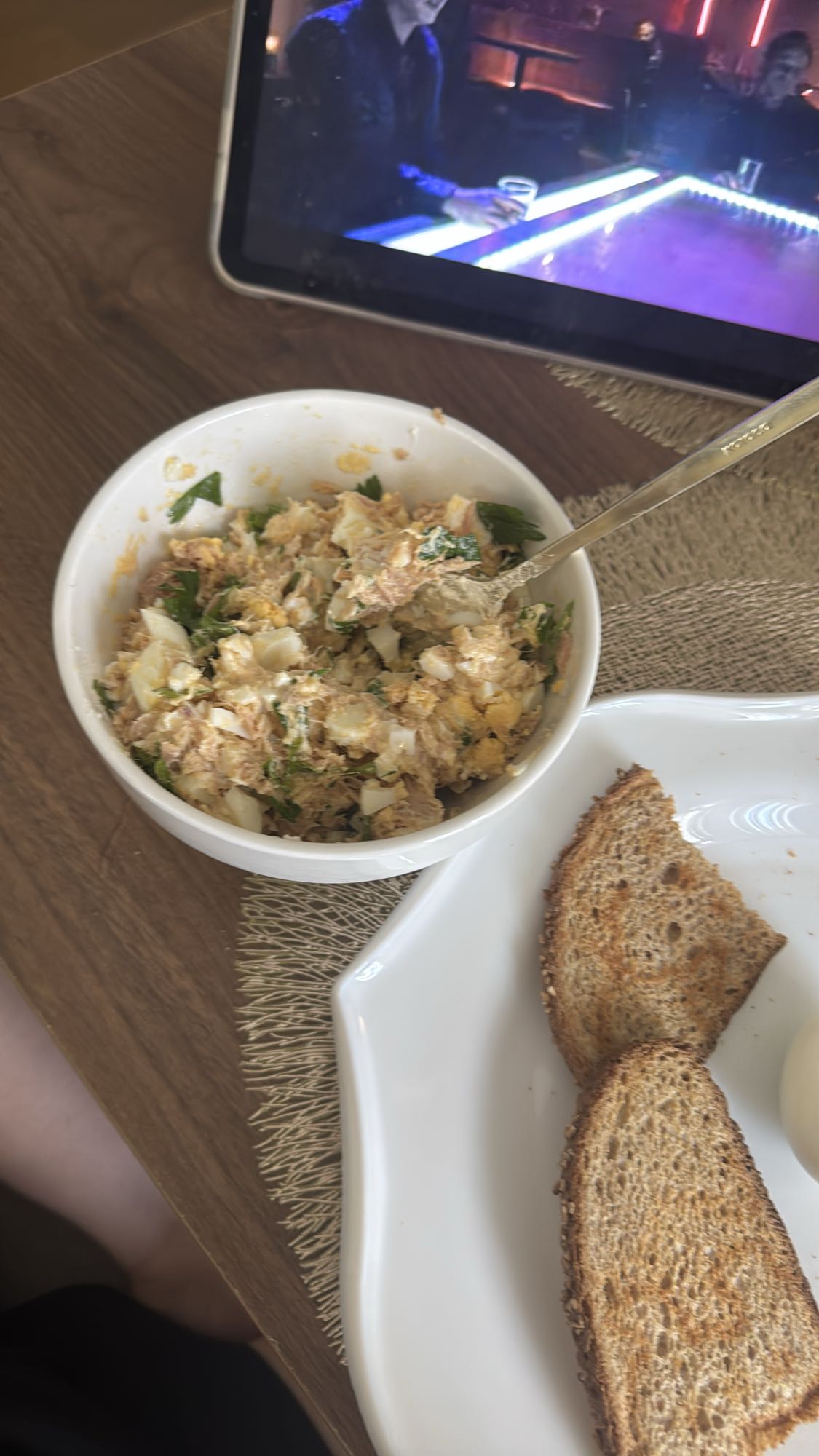 Тунец с яйцами и йогуртом