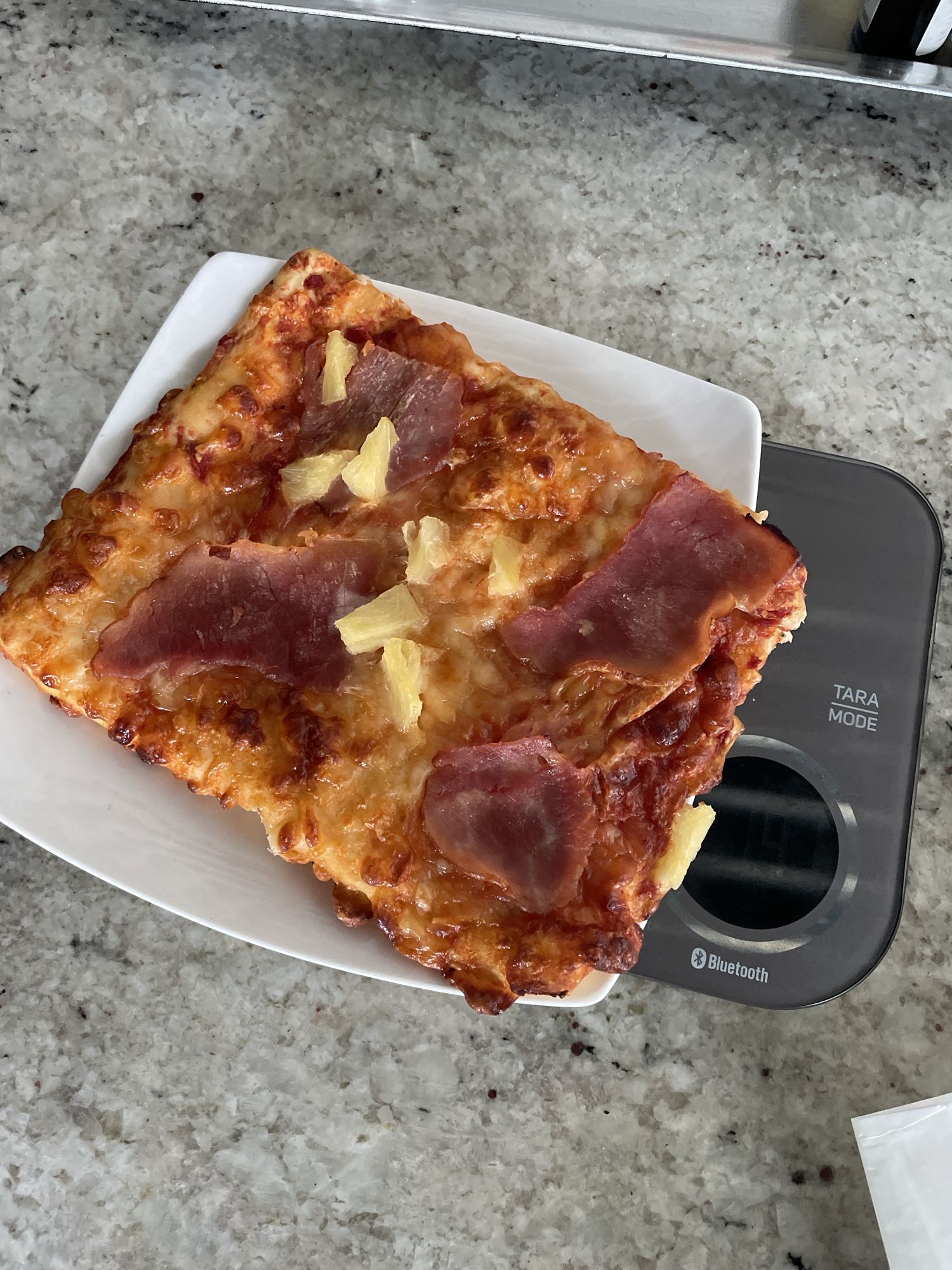 Pizza z szynką i ananasem