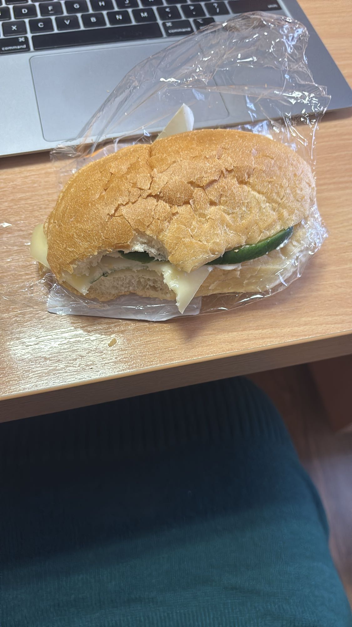 Bułka z serem i ogórkiem