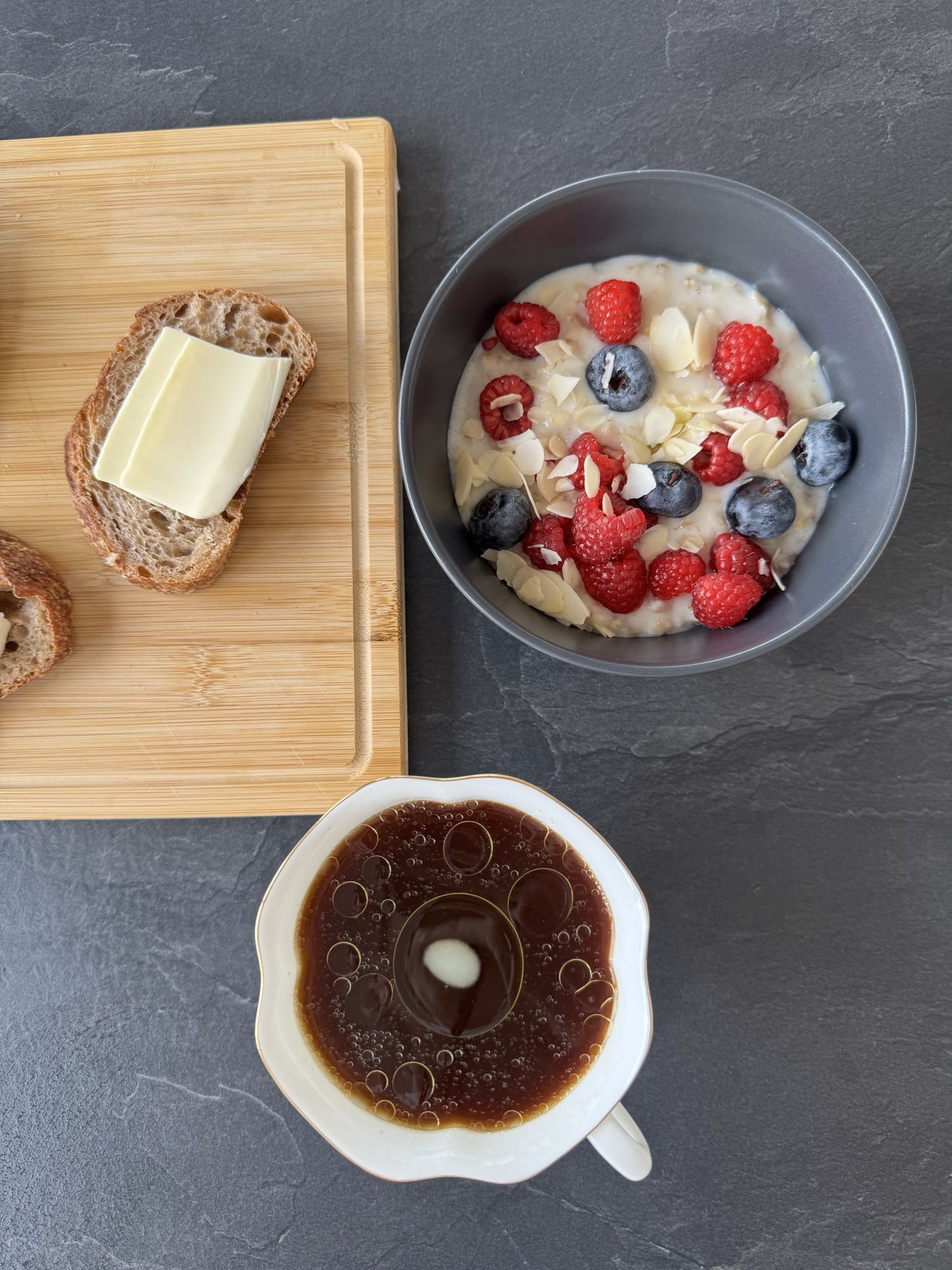 Завтрак с ягодами и тостом