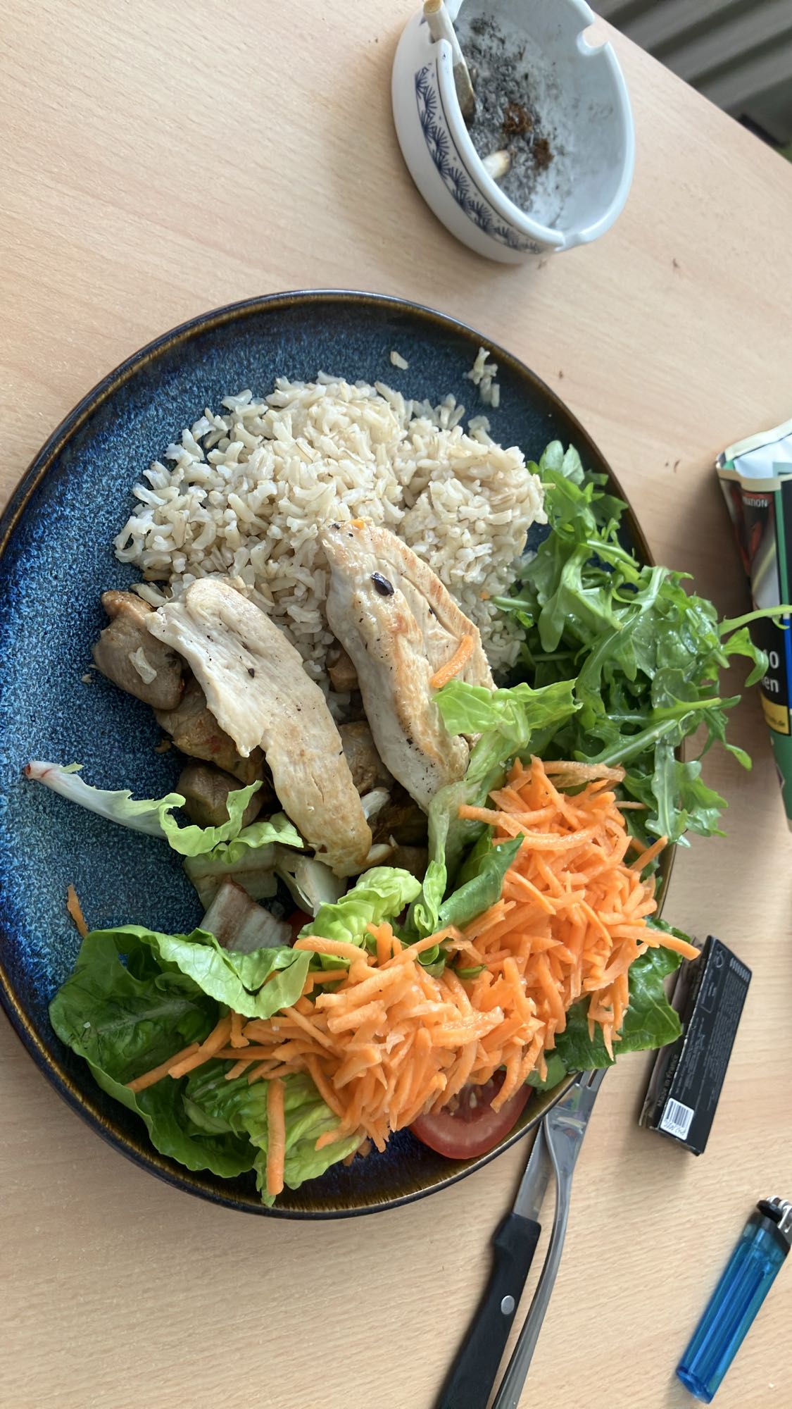 Frango com arroz e salada