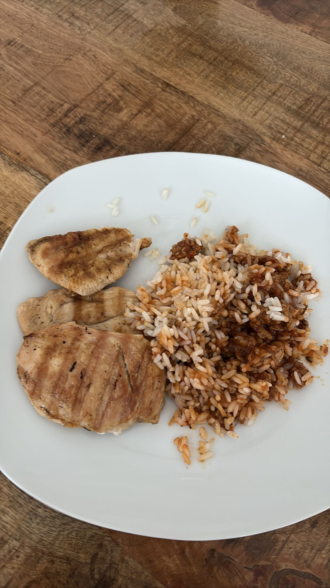 Kipfilet met rijst en saus