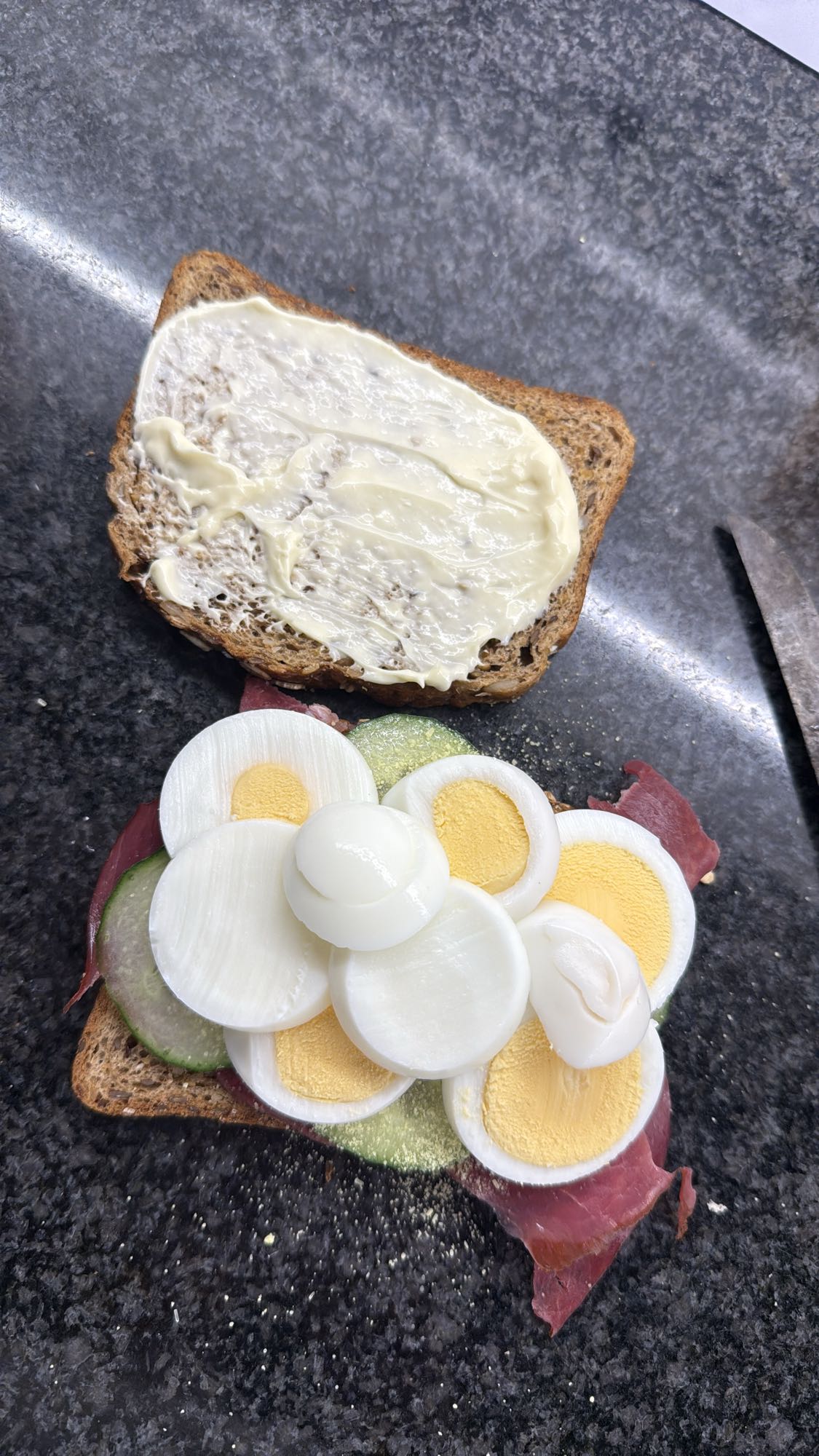 Broodje ei en vleeswaren