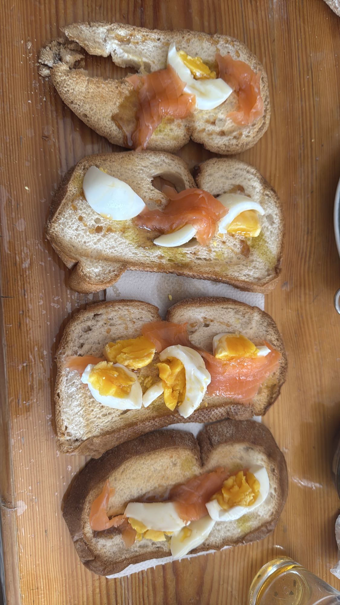 Tostadas con huevo y salmón