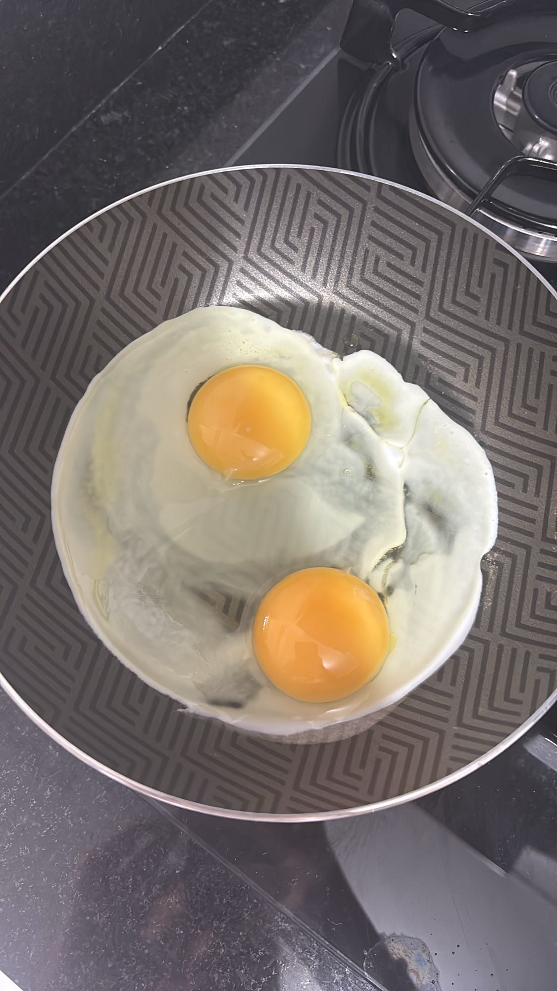 Ovos fritos na frigideira