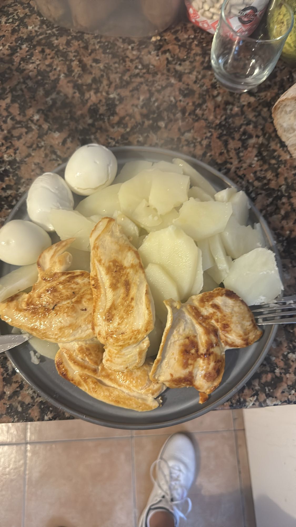 Pollo con papas y huevos
