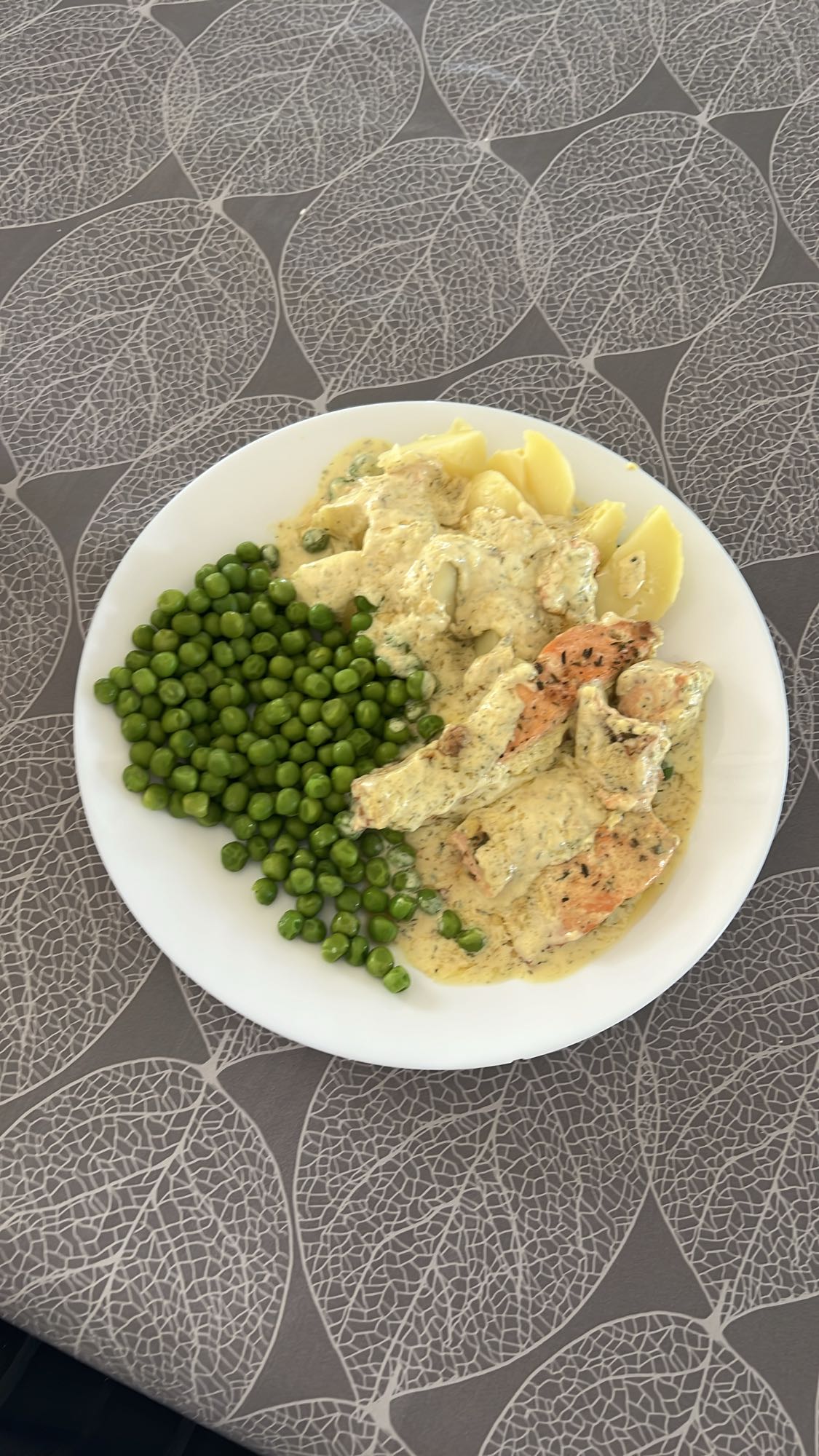 Lax med potatis och ärtor