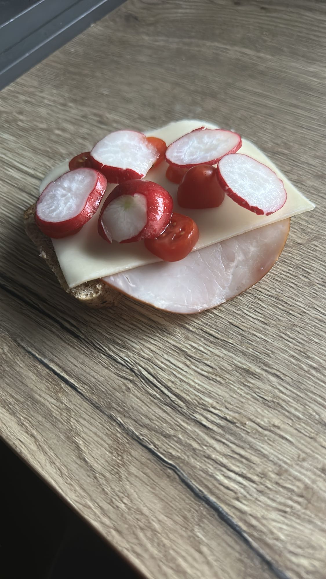 Kanapka z szynką i warzywami