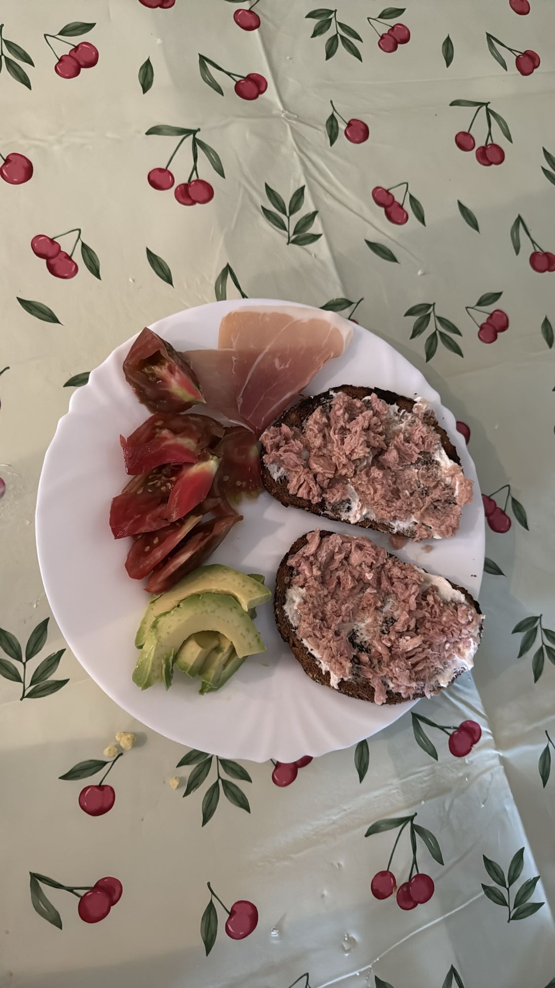 Tartine cu ton și legume