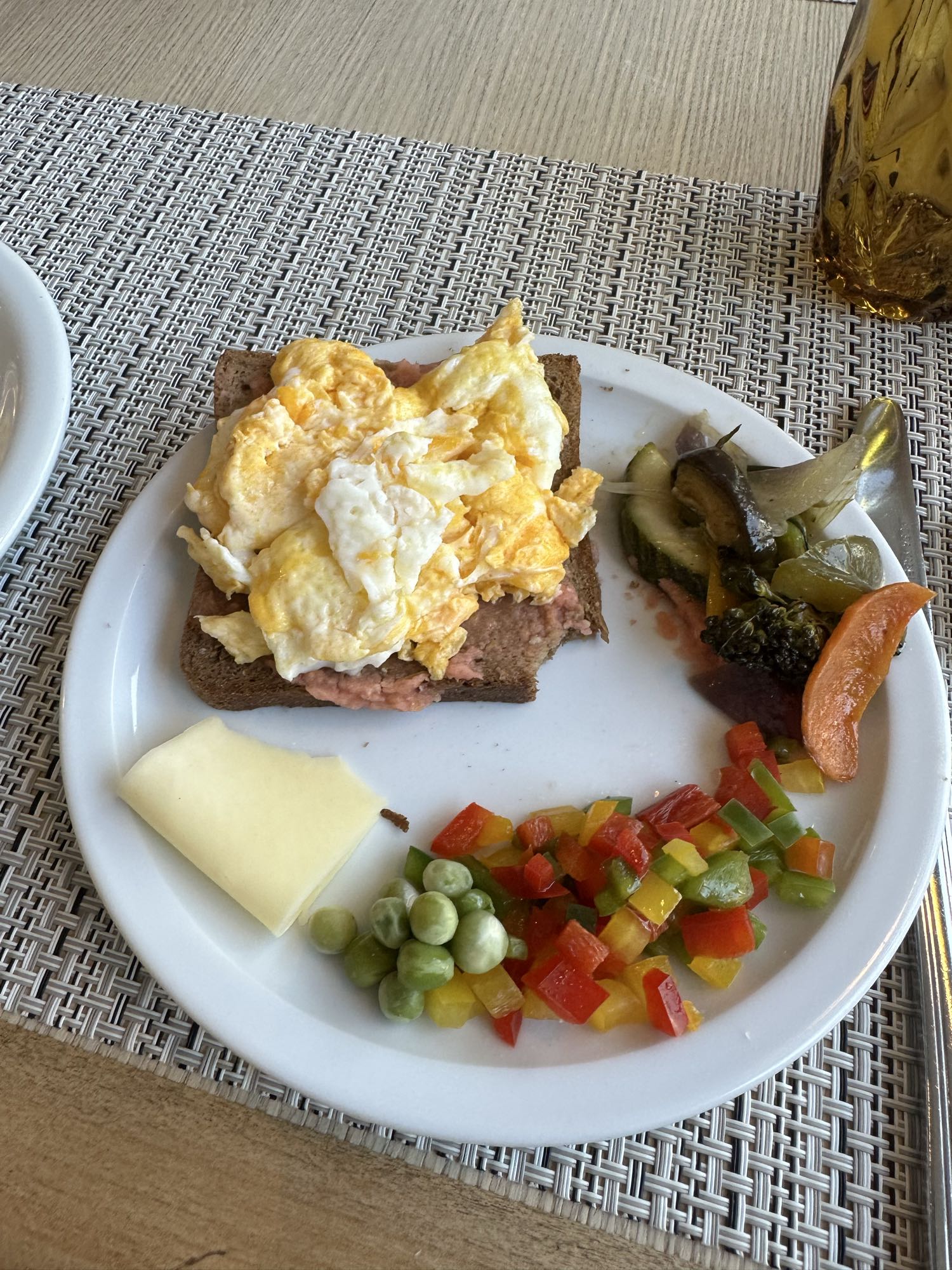Tostada con huevo y verduras