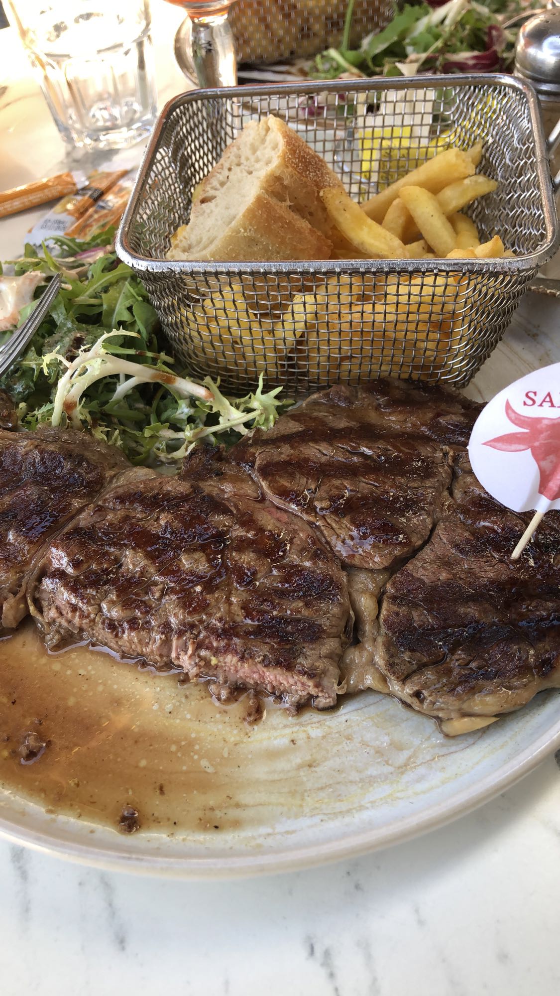 Steak frites et salade