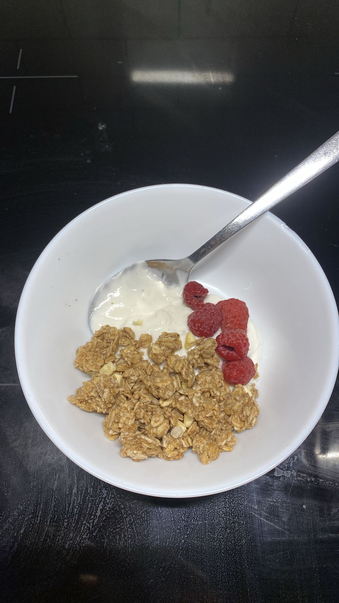 Kvarg med sockerfri granola och hallon