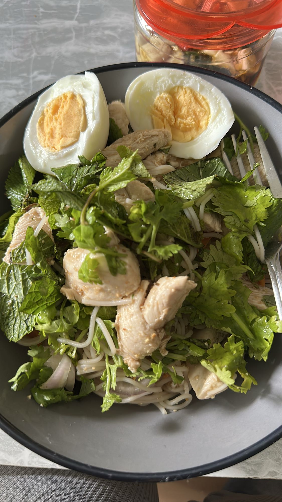 Kipnoedelsalade met ei