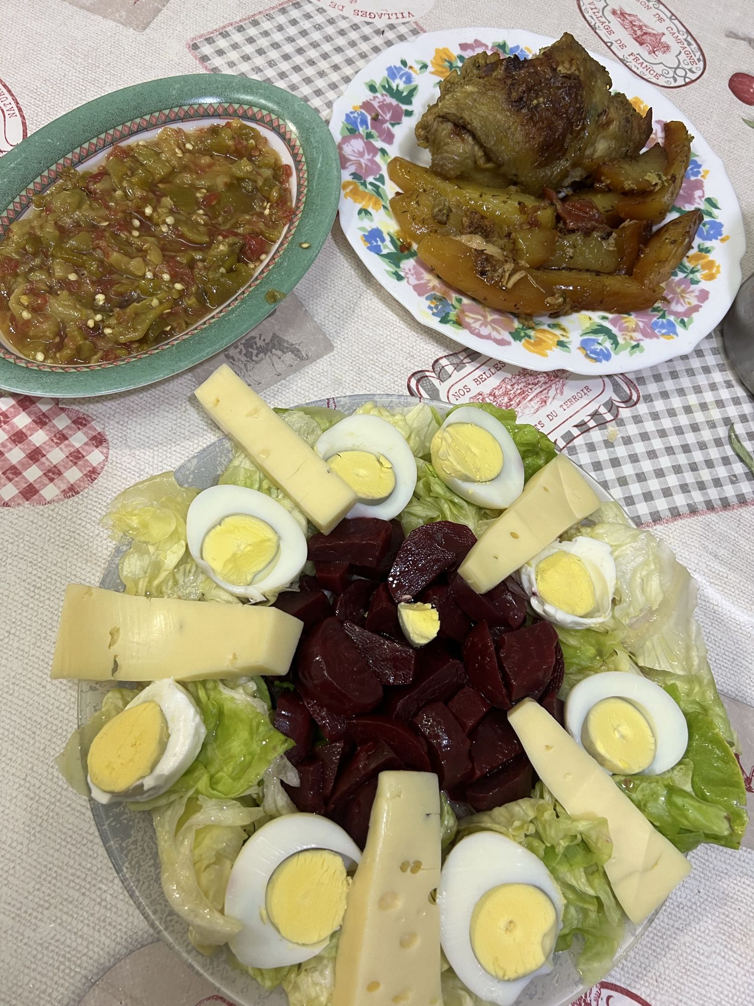 Salade, poulet et légumes