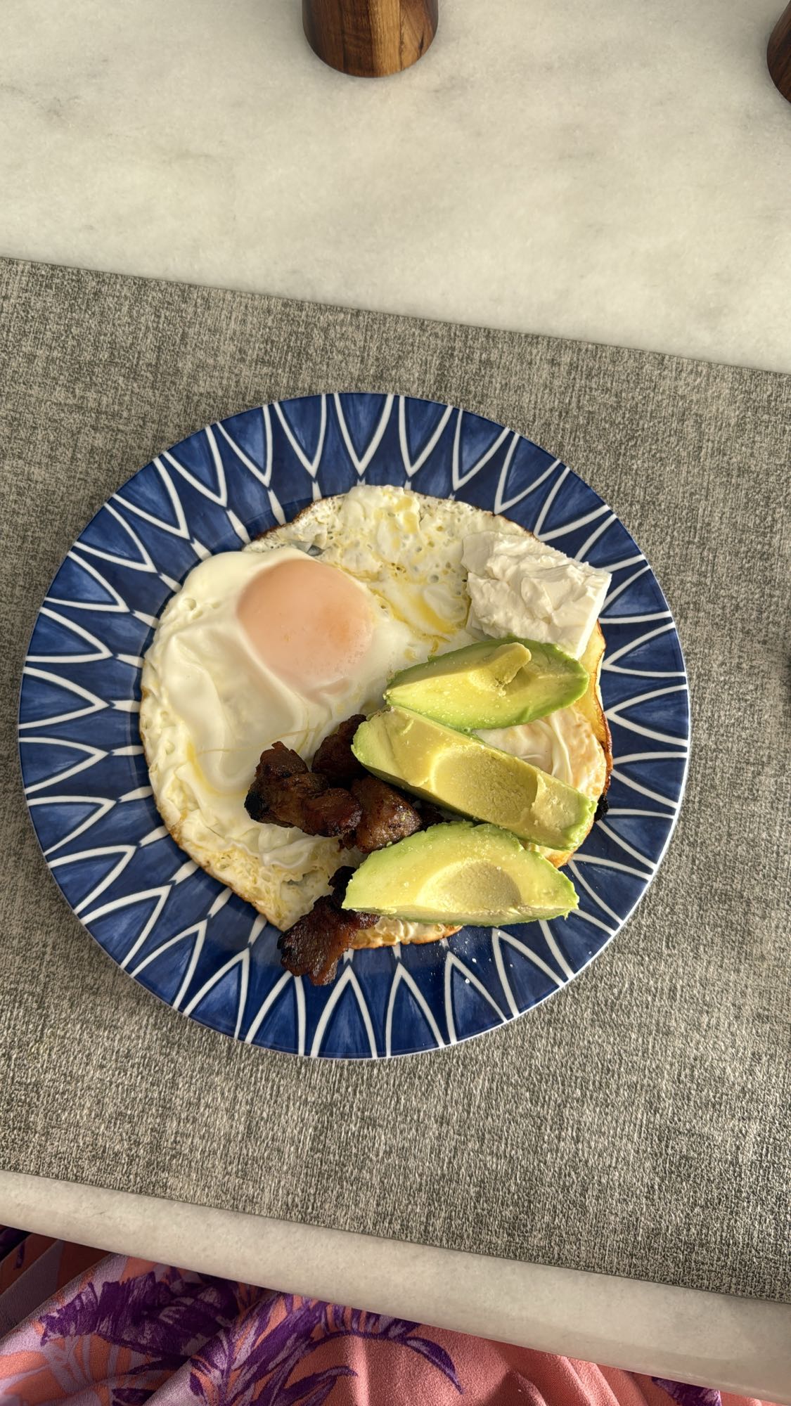 Desayuno con huevo y aguacate