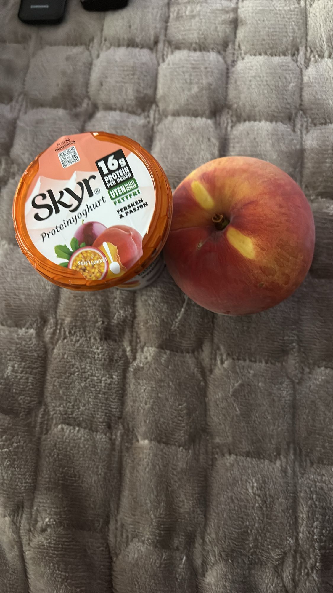 Skyr og fersken