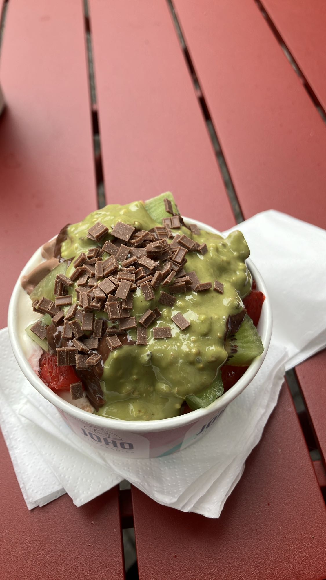 Iogurte com frutas e chocolate