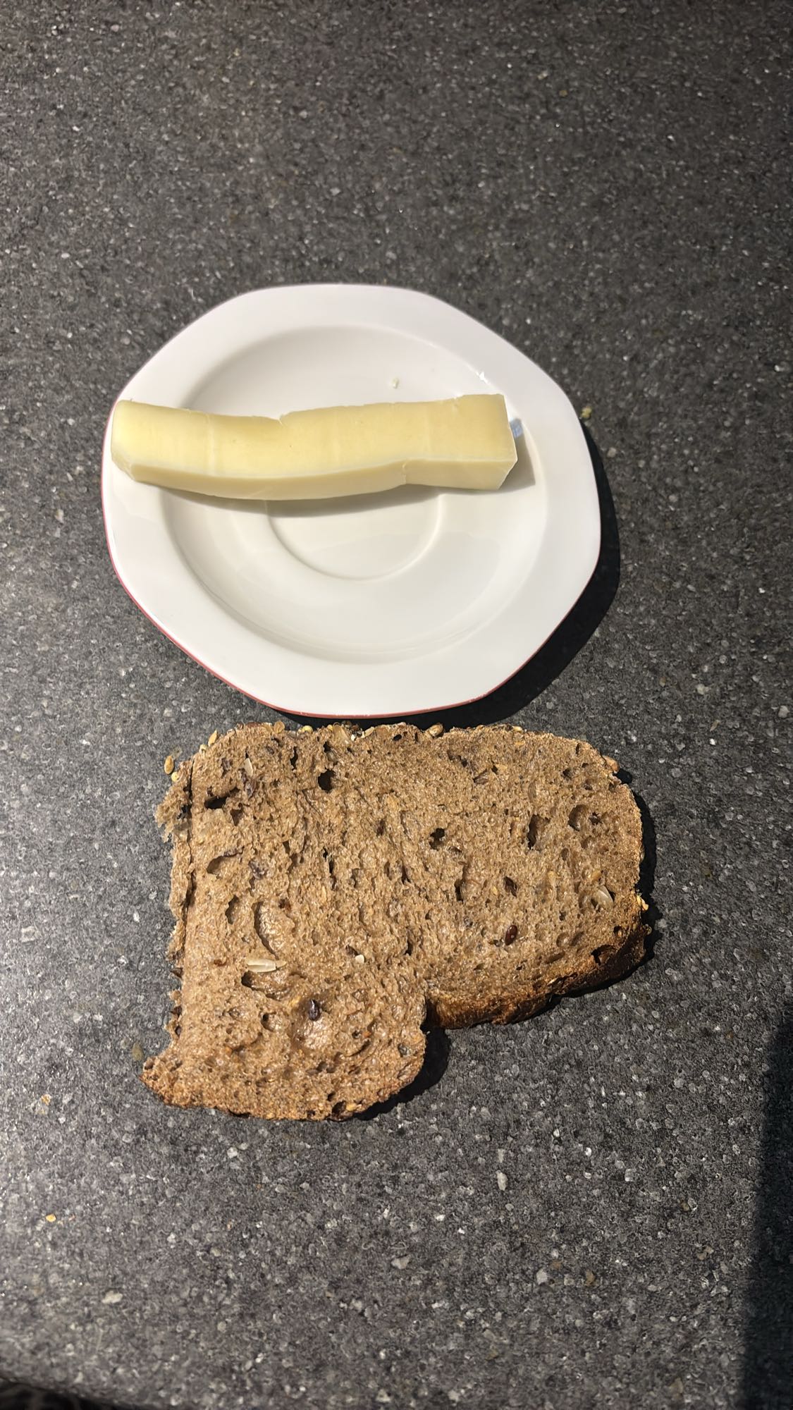 Pain complet et fromage