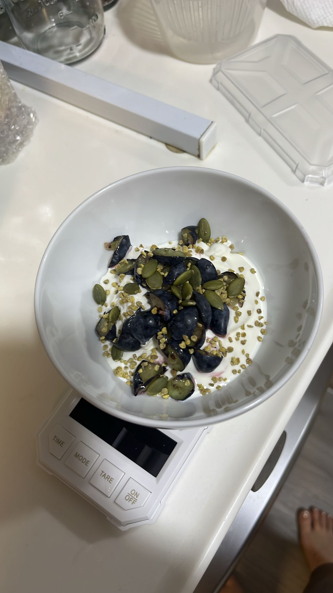 Yogurt with berries & seeds