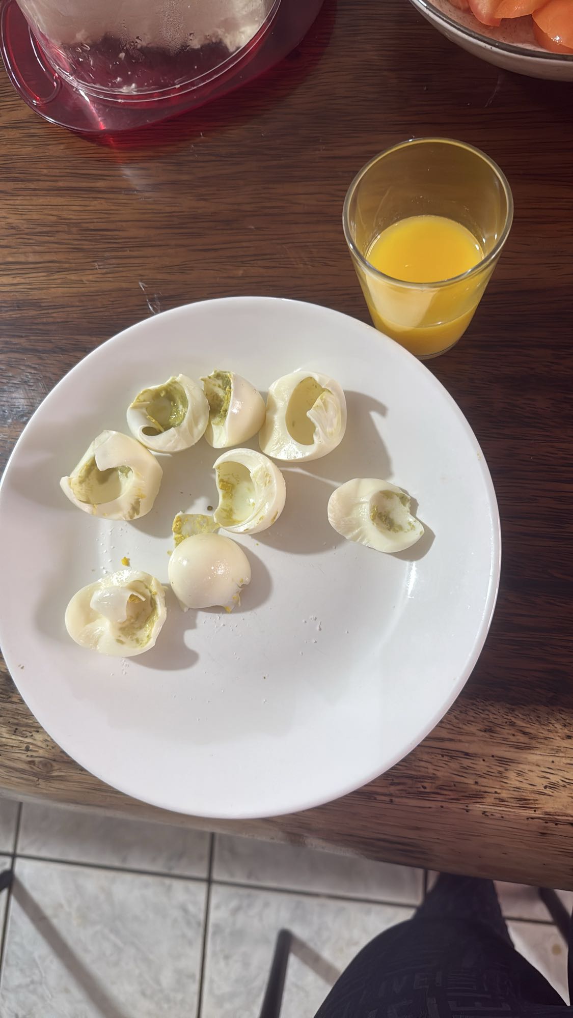 Claras cozidas e suco