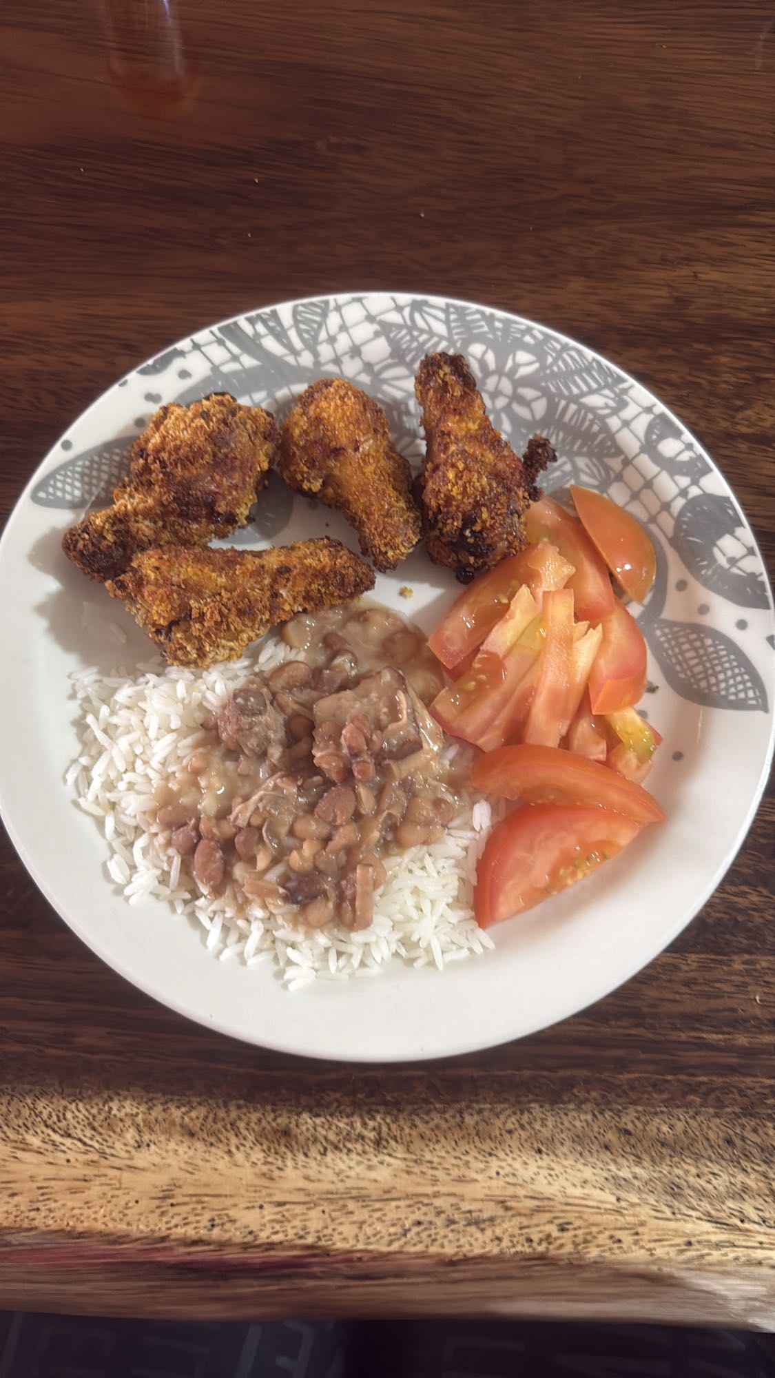 Frango com arroz e feijão