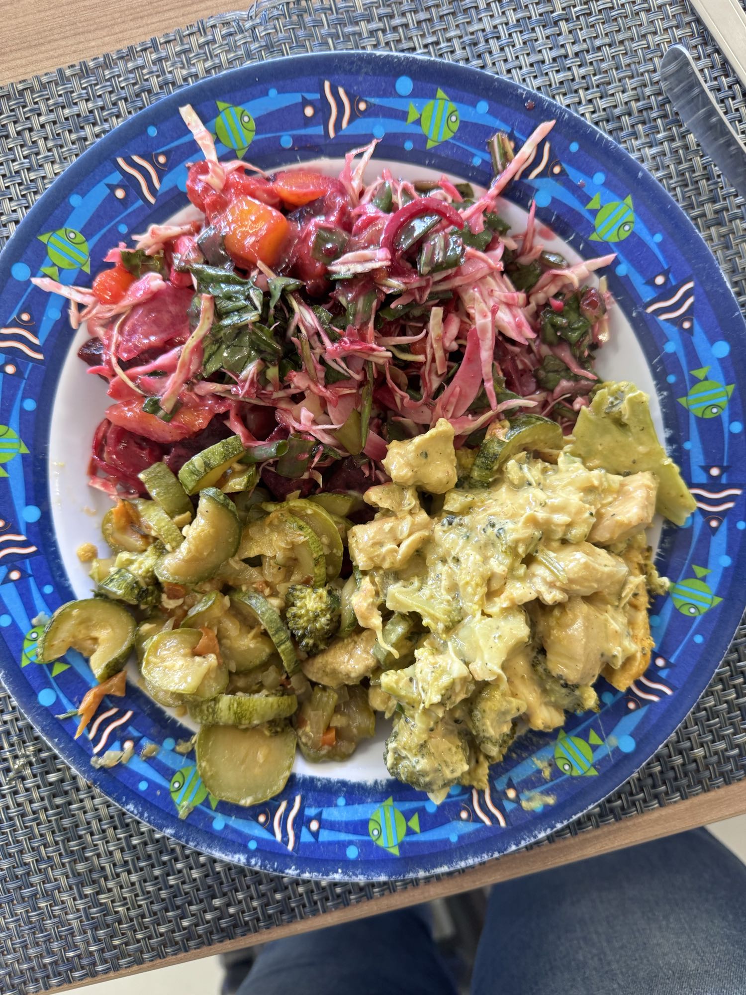 Frango com legumes e salada