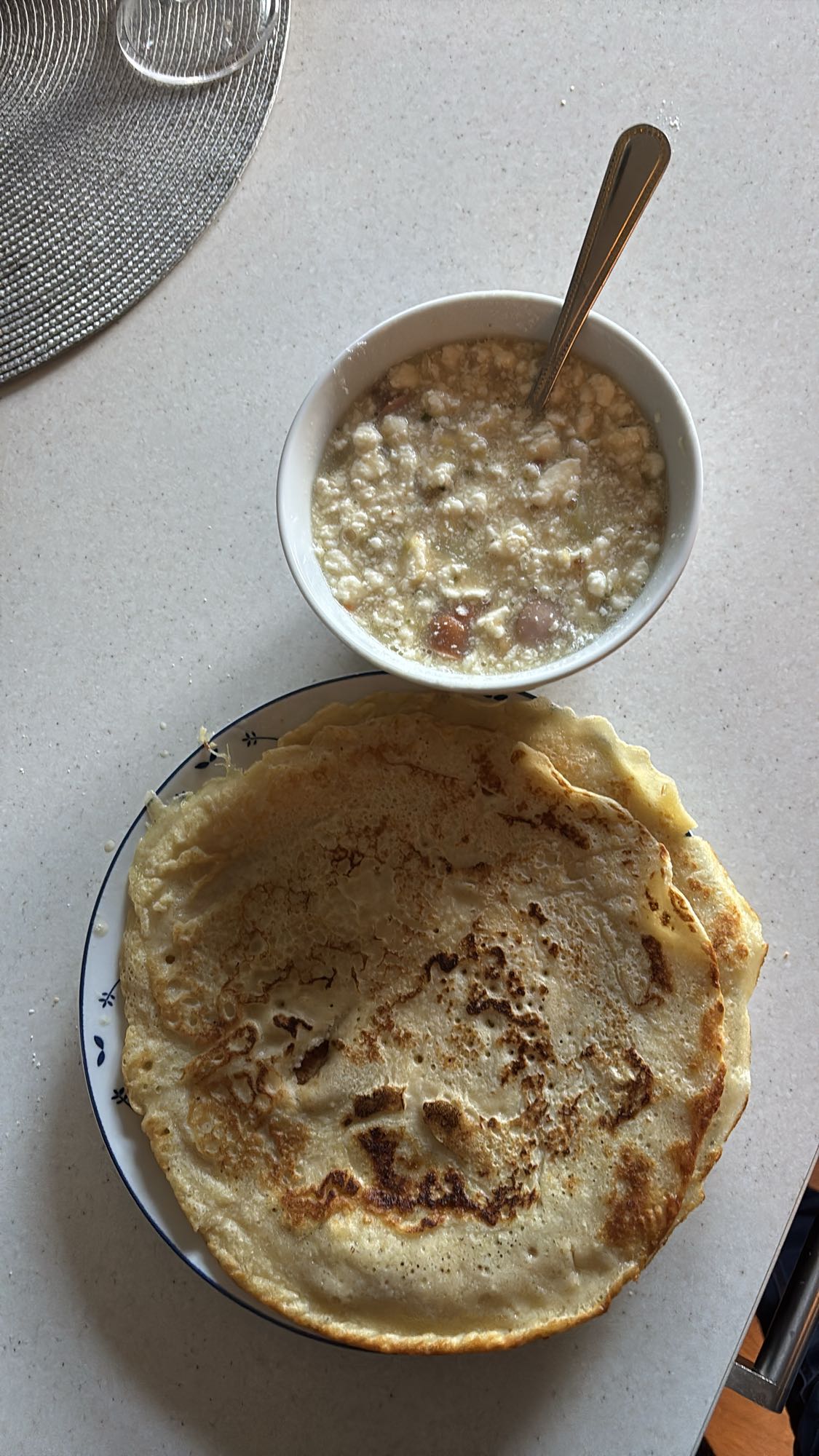 3 pannekaker, ertesuppe, 3 spiseskjeer protein pulver