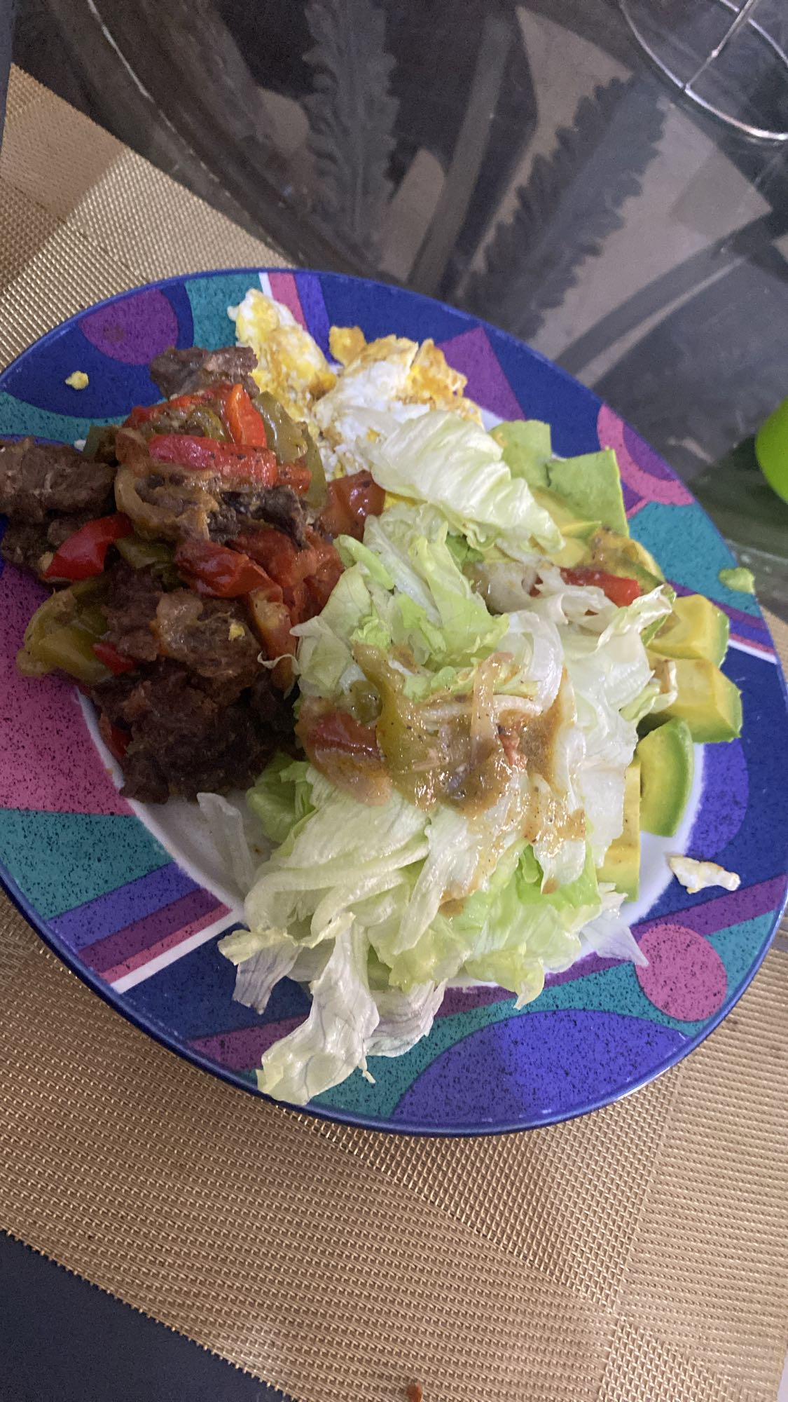 Carne con ensalada y huevo