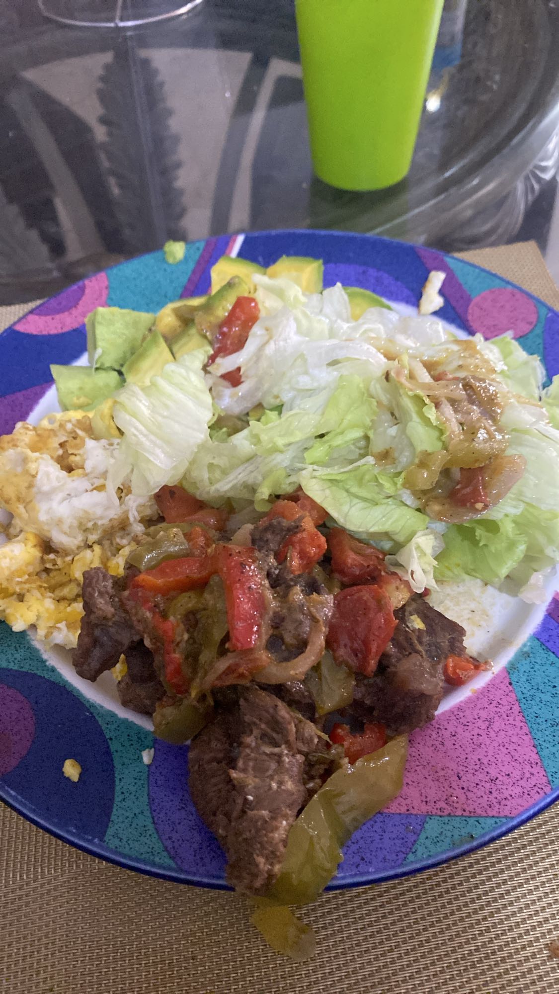 Carne con ensalada mixta