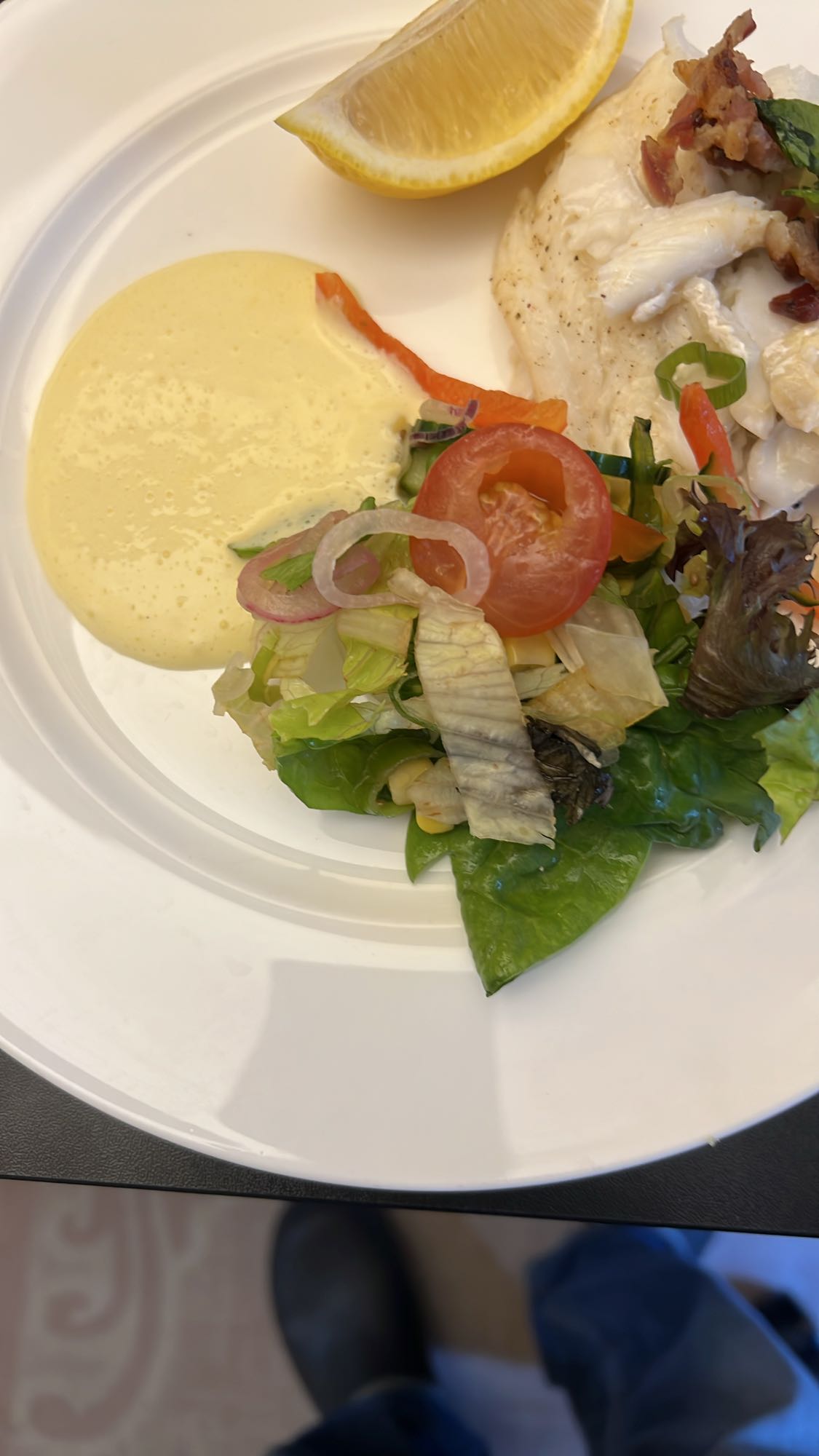 Fisk med sallad och sås