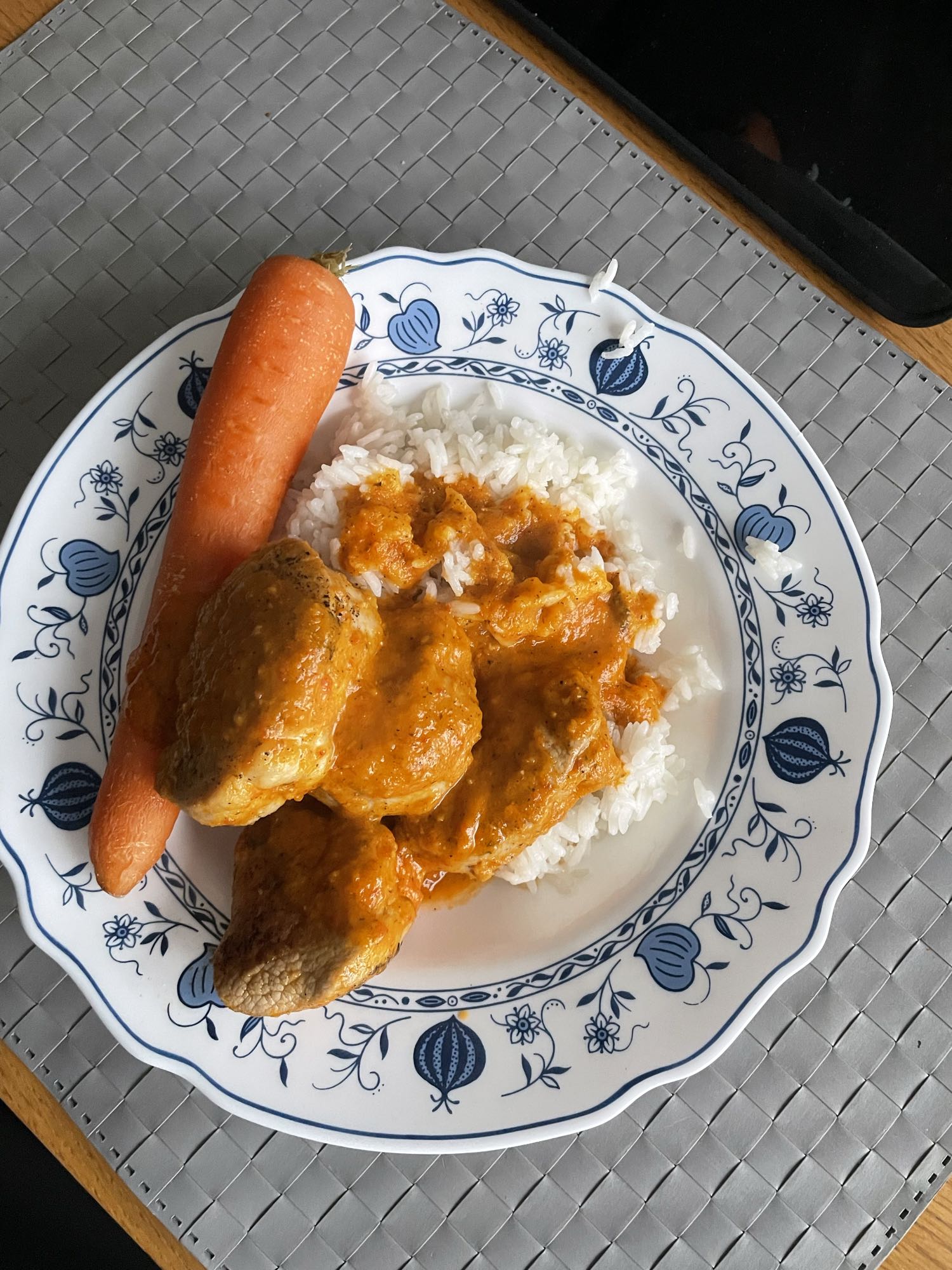 Polędwica wieprzowa z ryżem sosem i marchewką