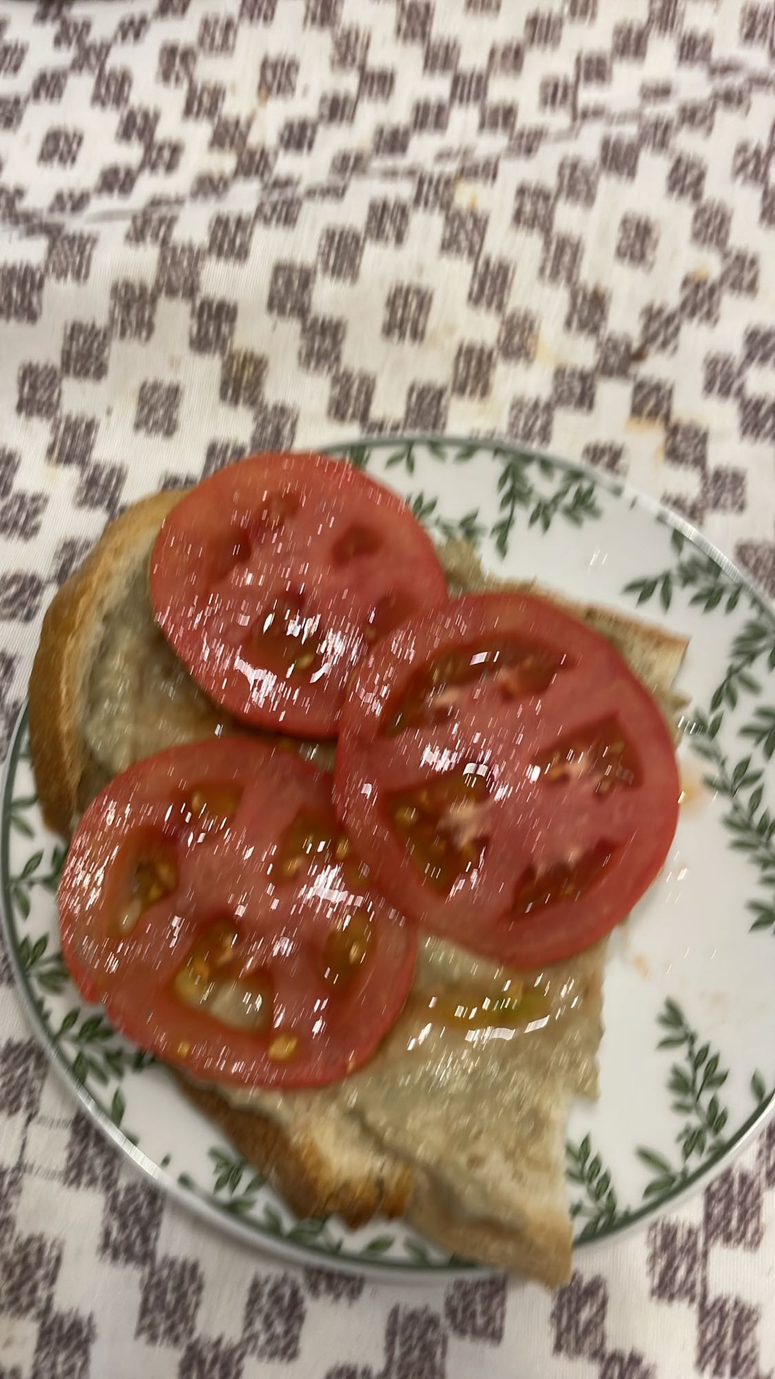 Pâine cu vinete și roșii