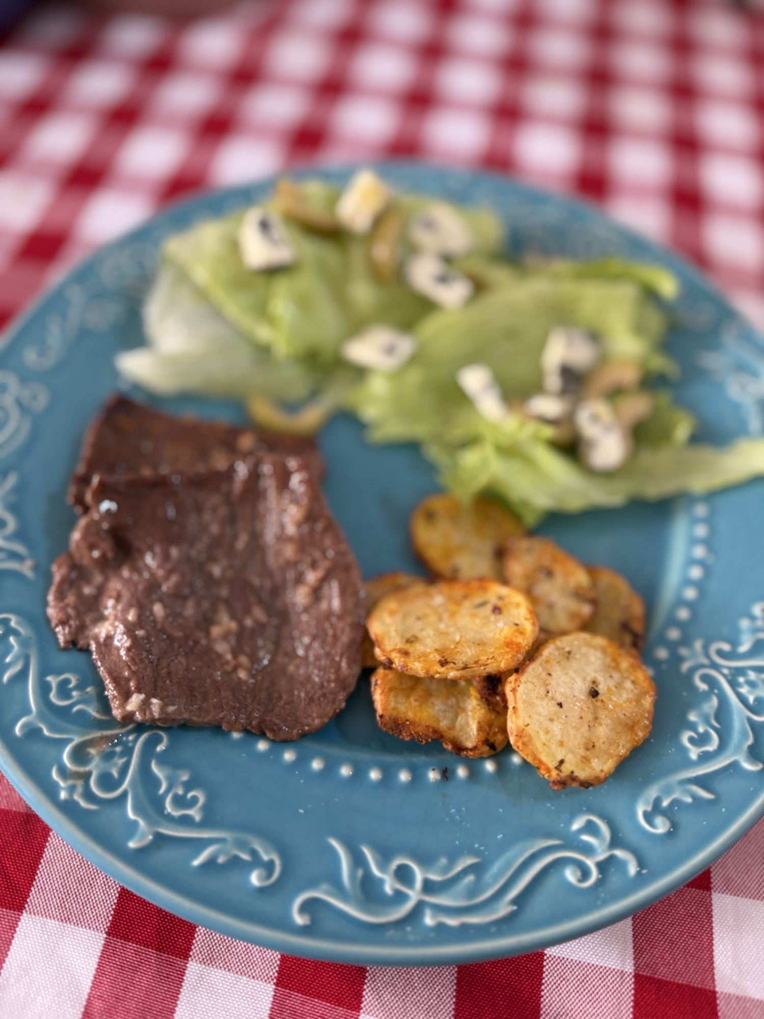 Bife com batata e salada