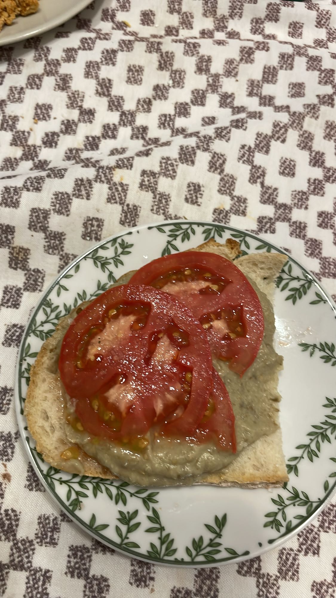 Pâine cu vinete și roșii