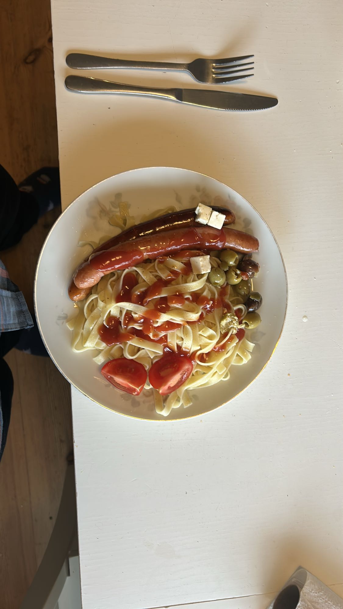 Korv med pasta och sås