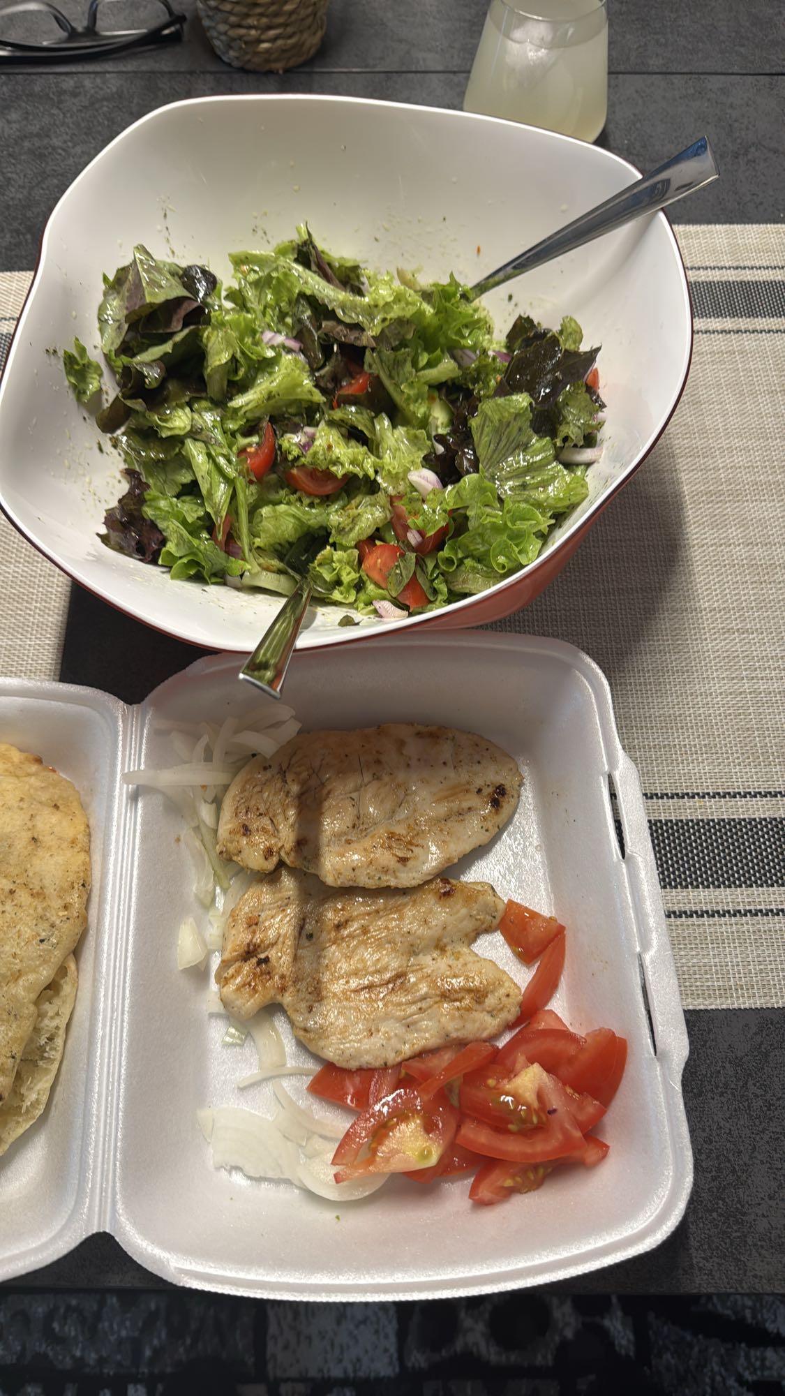 Gegrilltes Hähnchen mit Salat