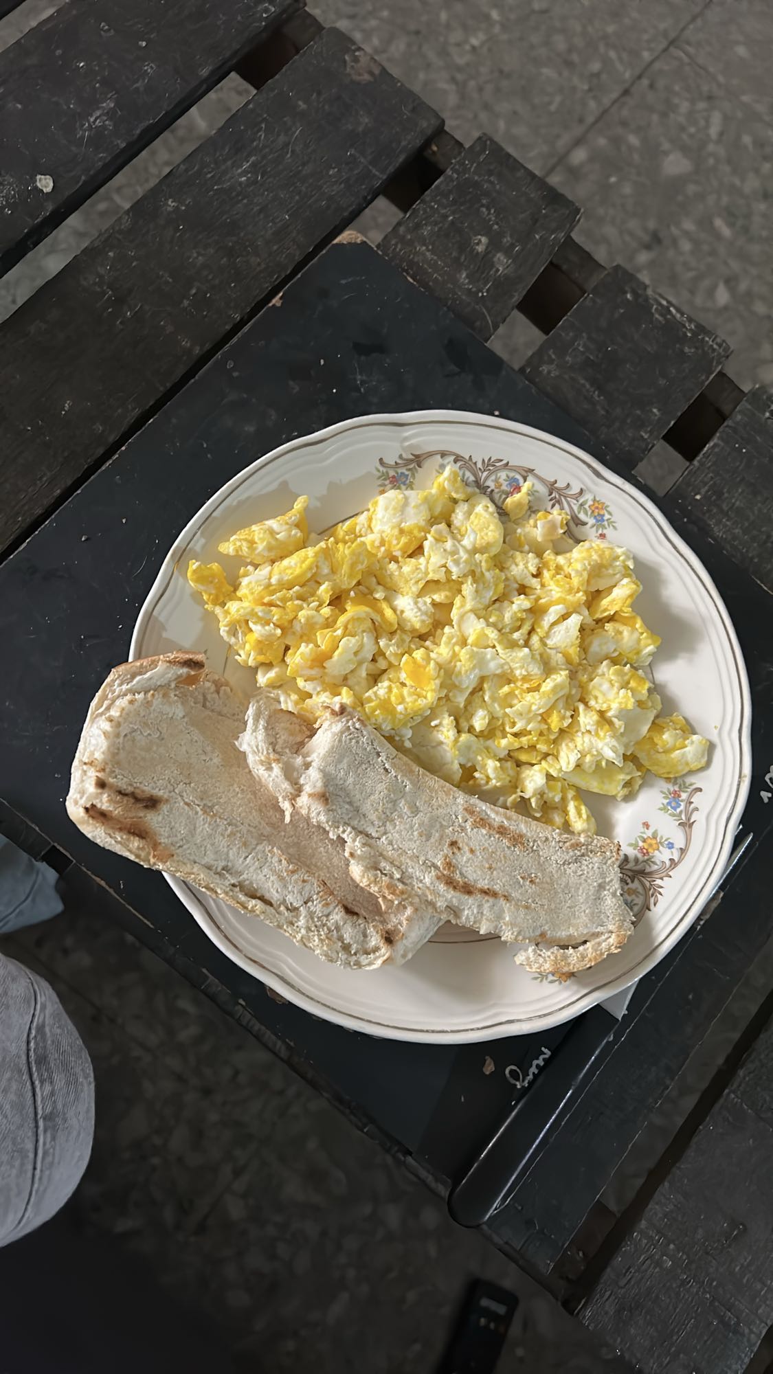 Huevos revueltos y pan