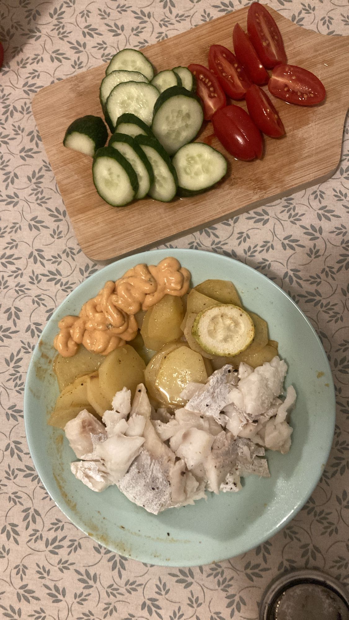 Fish with potatoes & salad