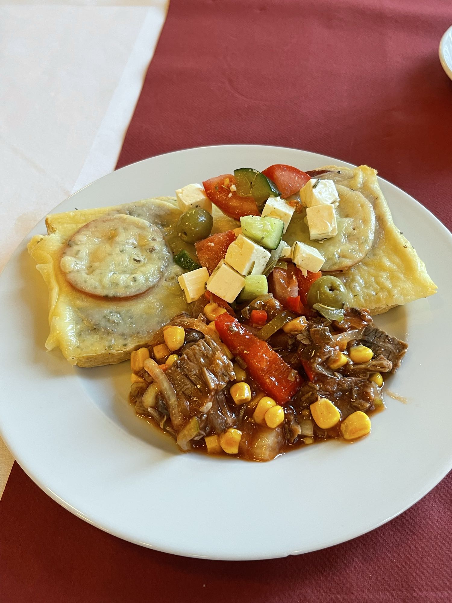 Gemüse-Fleisch-Pfanne mit Crêpe