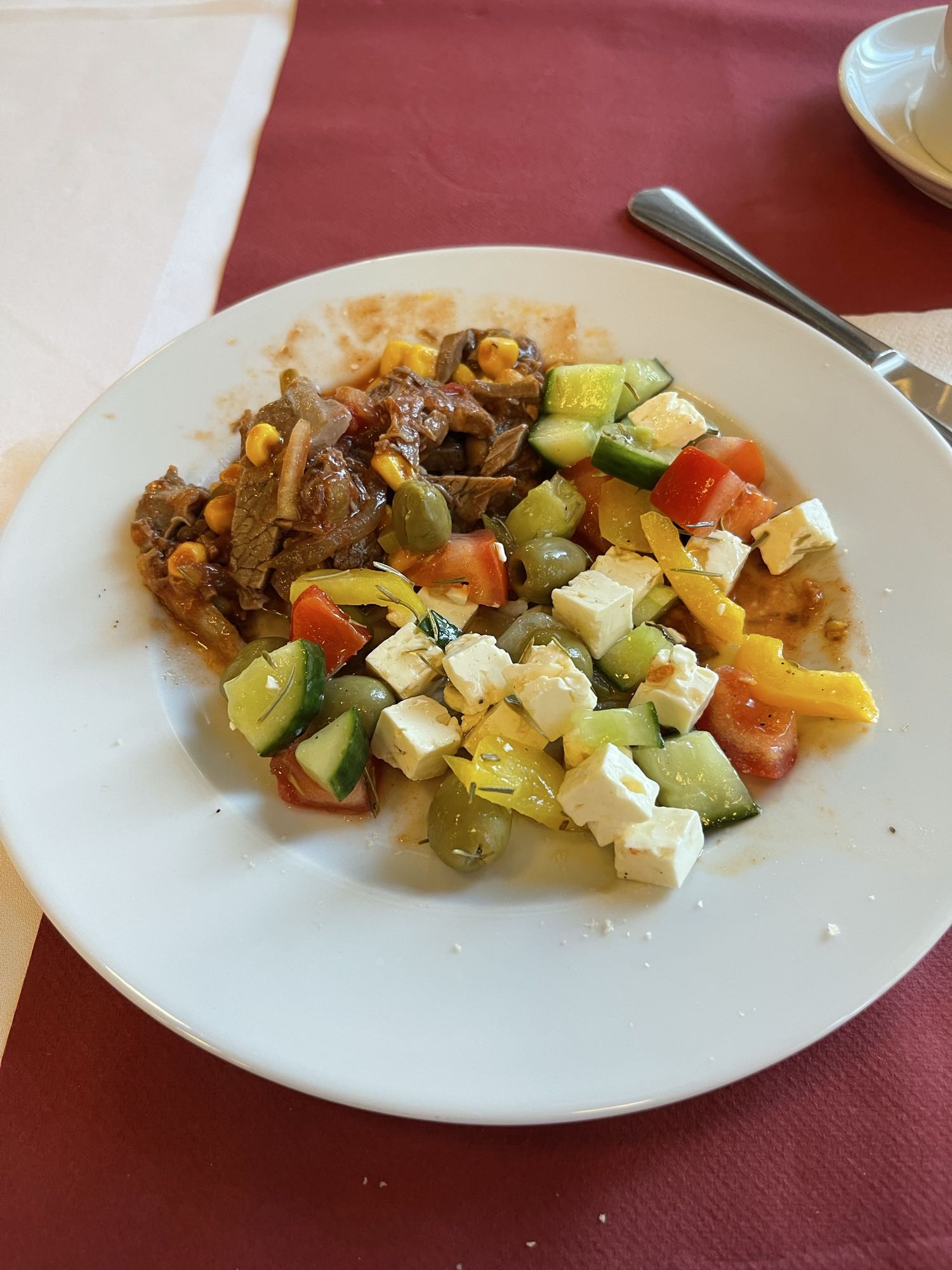Griechischer Salat mit Rindfleisch