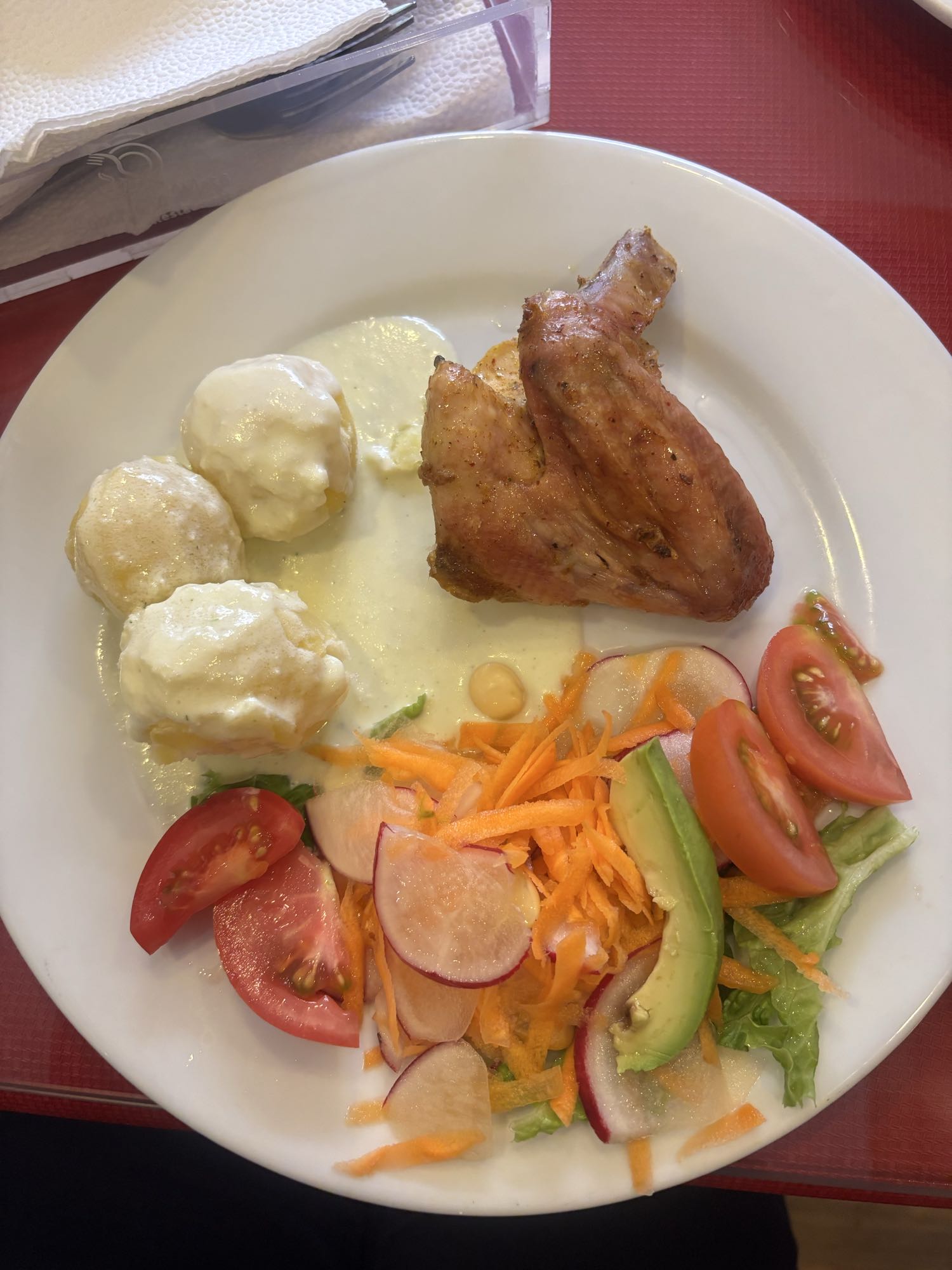 Pollo con ensalada y papas