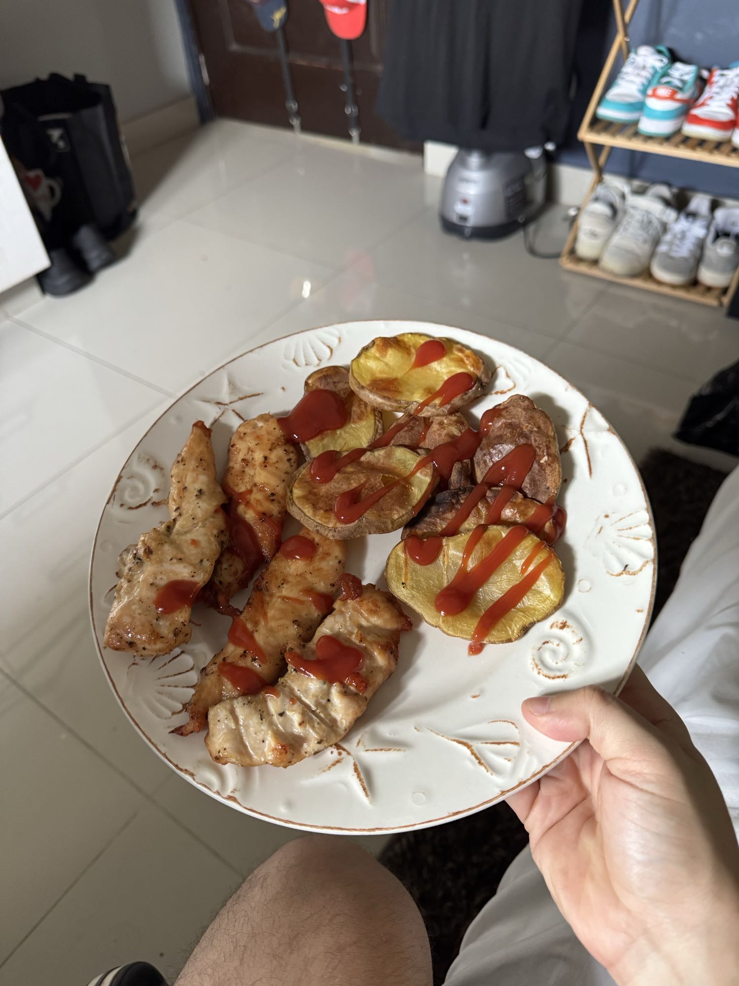 Pollo con papas y salsa