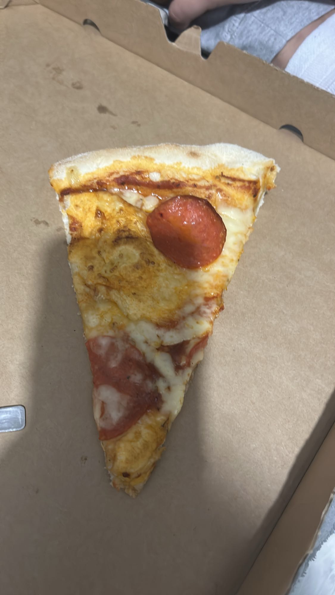 Kawałek pizzy pepperoni