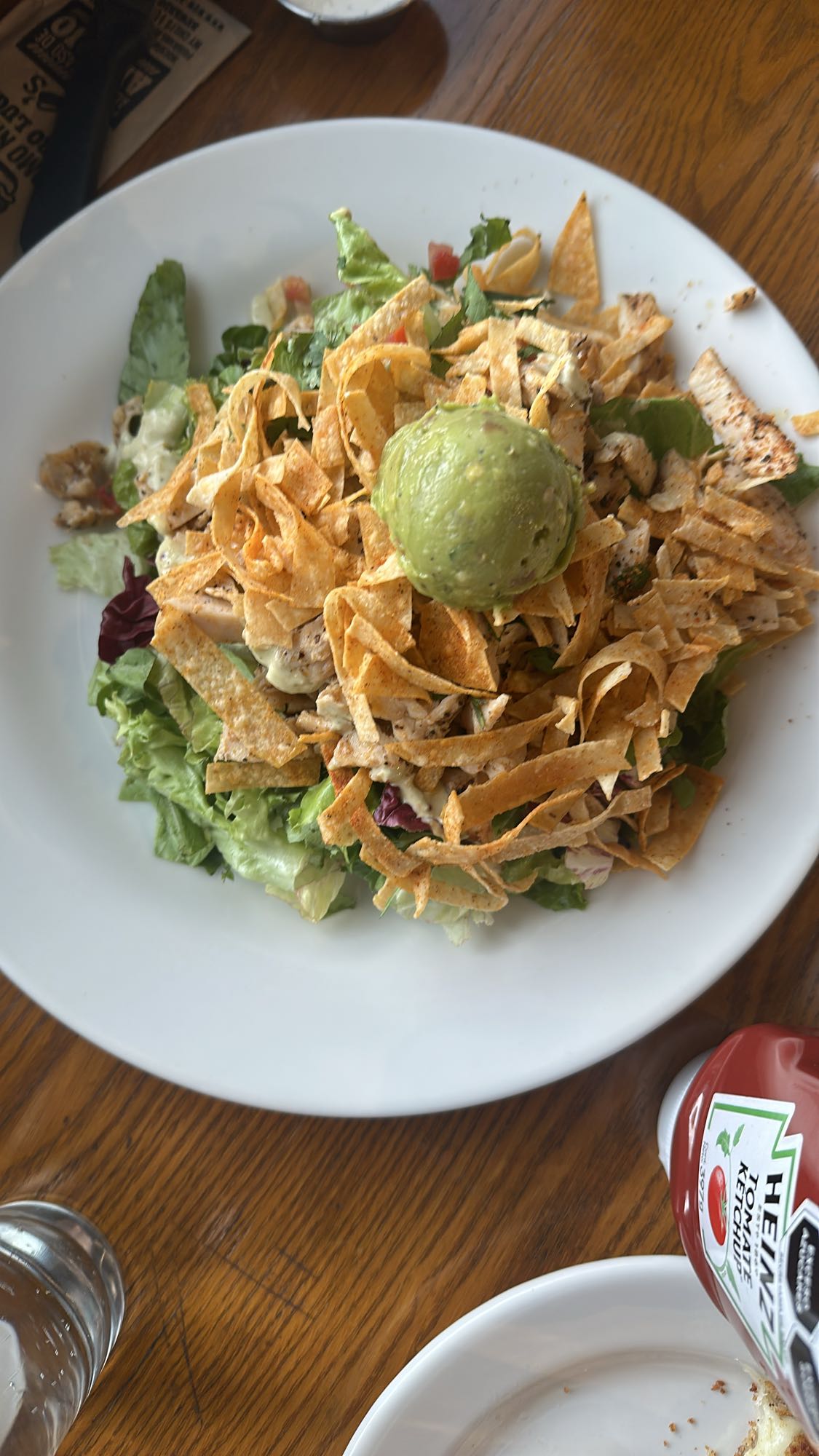 ensalada con pollo y guacamole