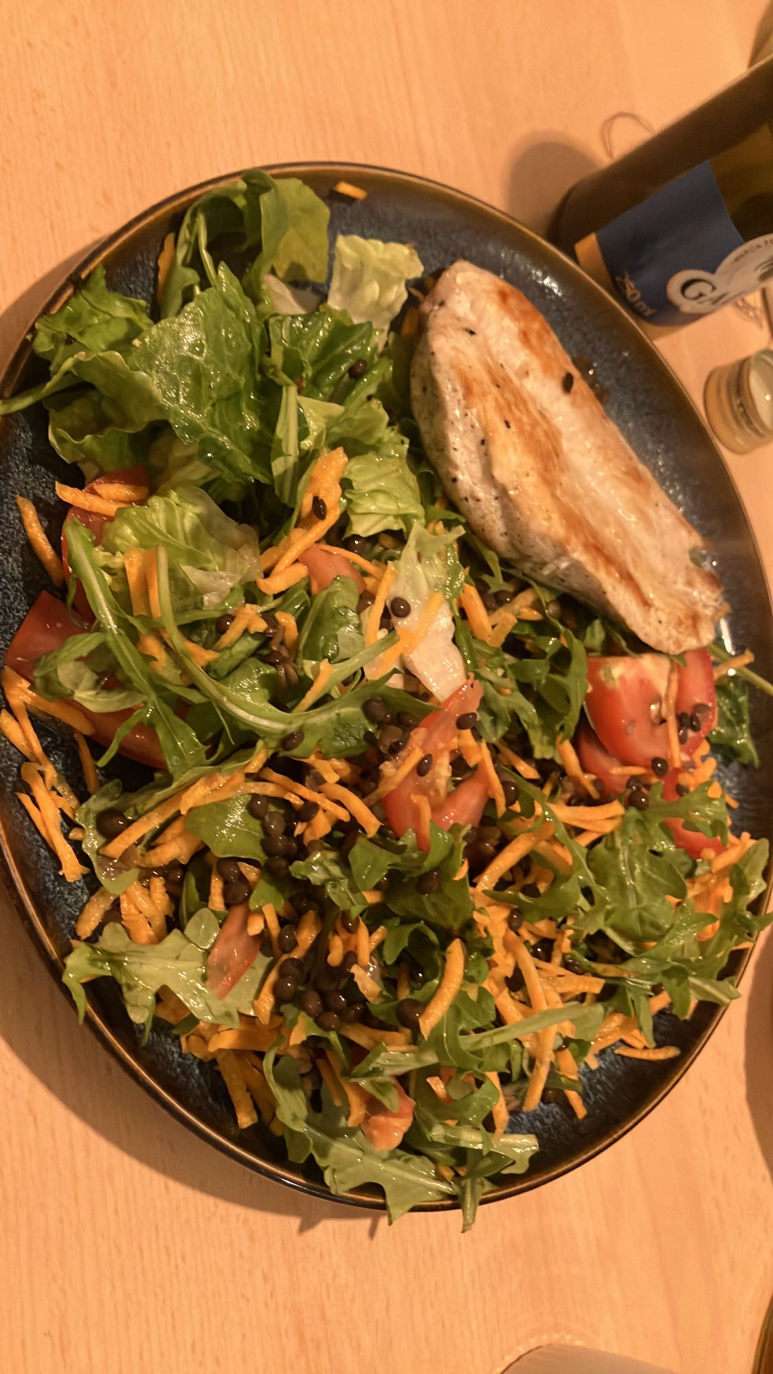 Salada com frango grelhado