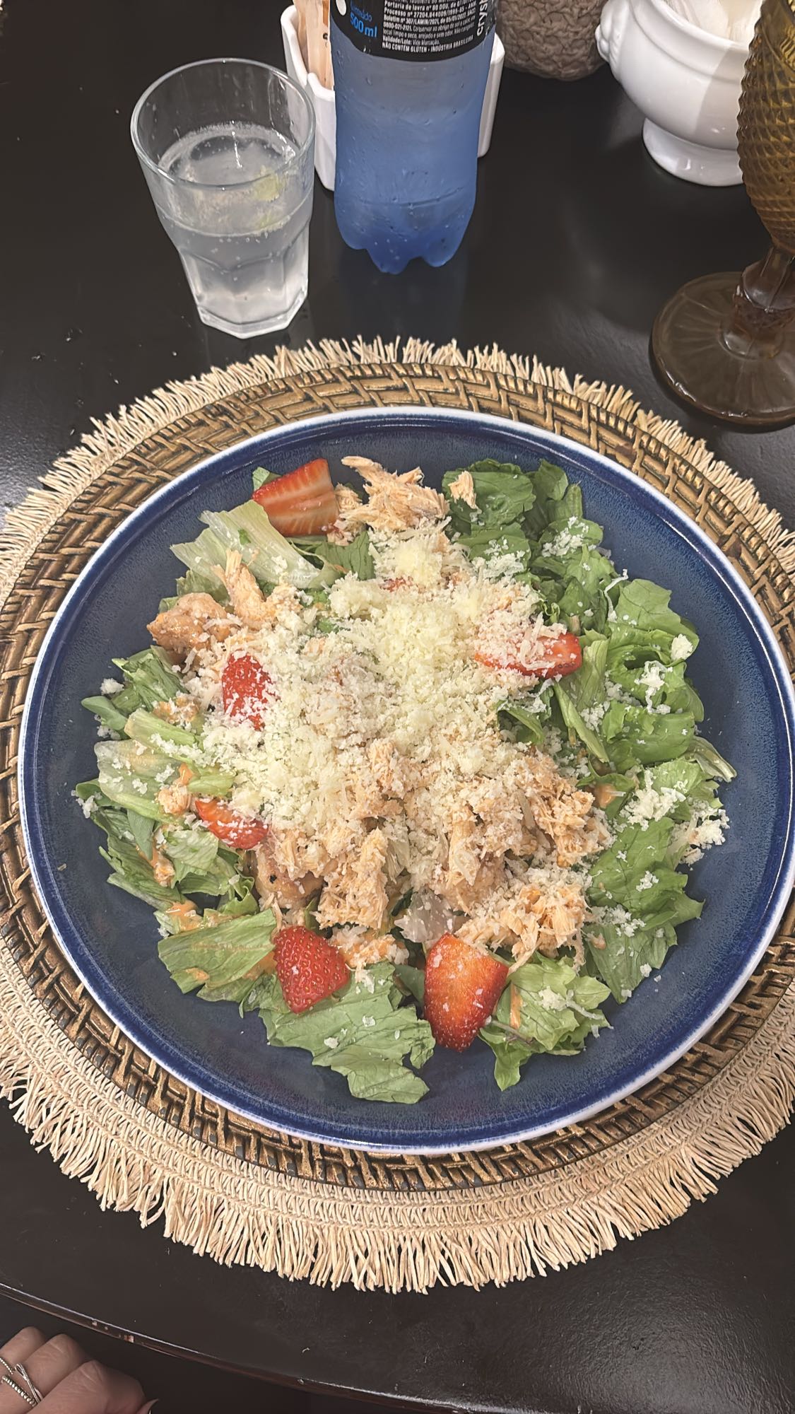 Salada com frango e morango