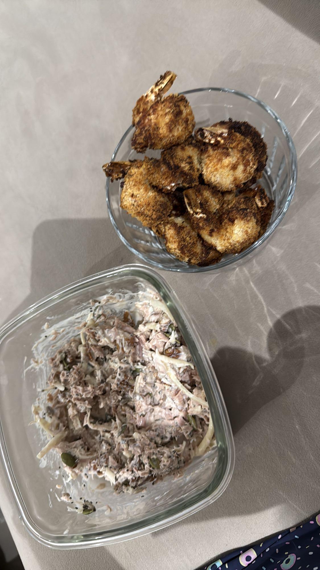 Camarão empanado e salada de atum